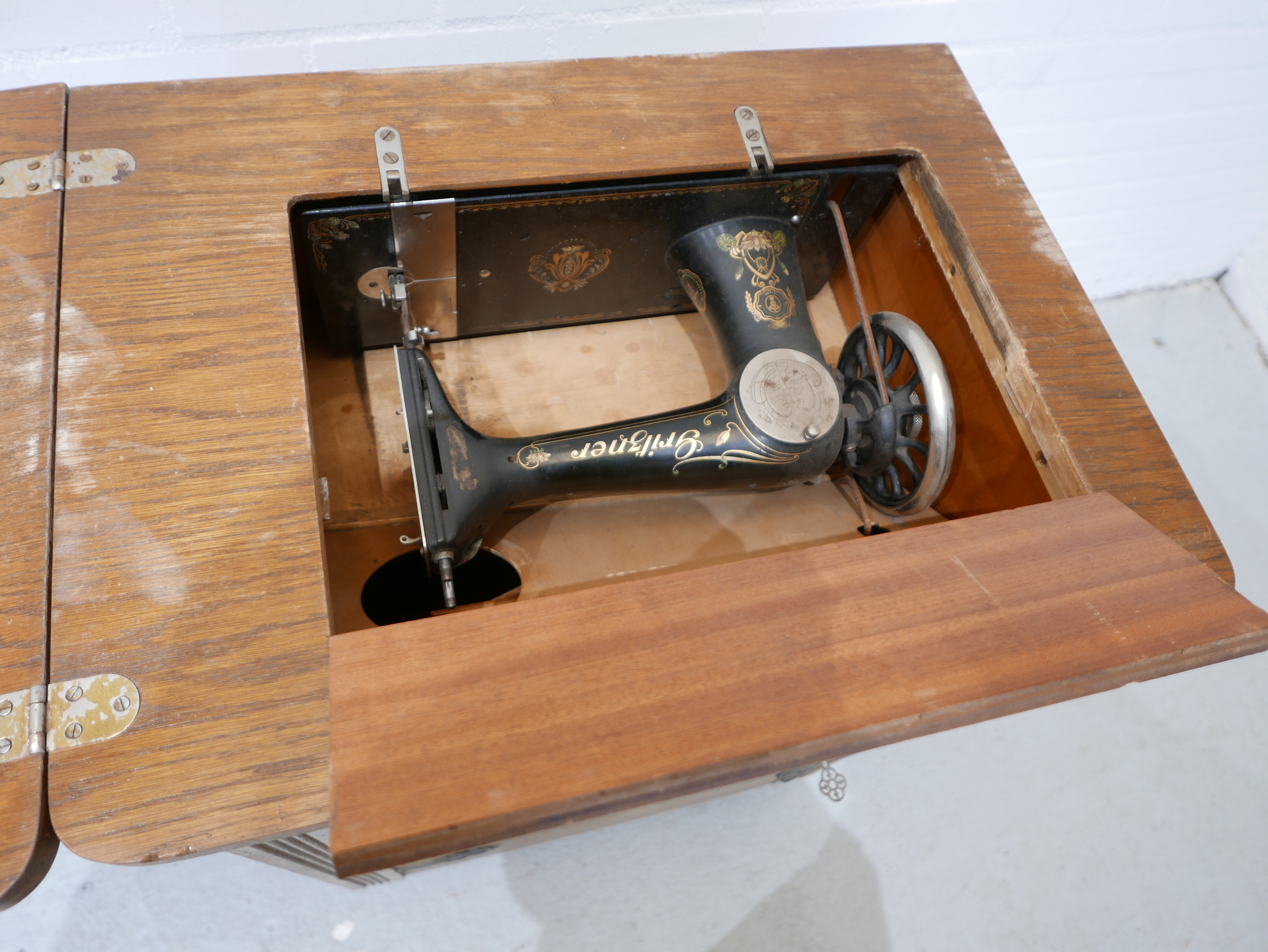 Antieke Gritzner naaimachine in kast
