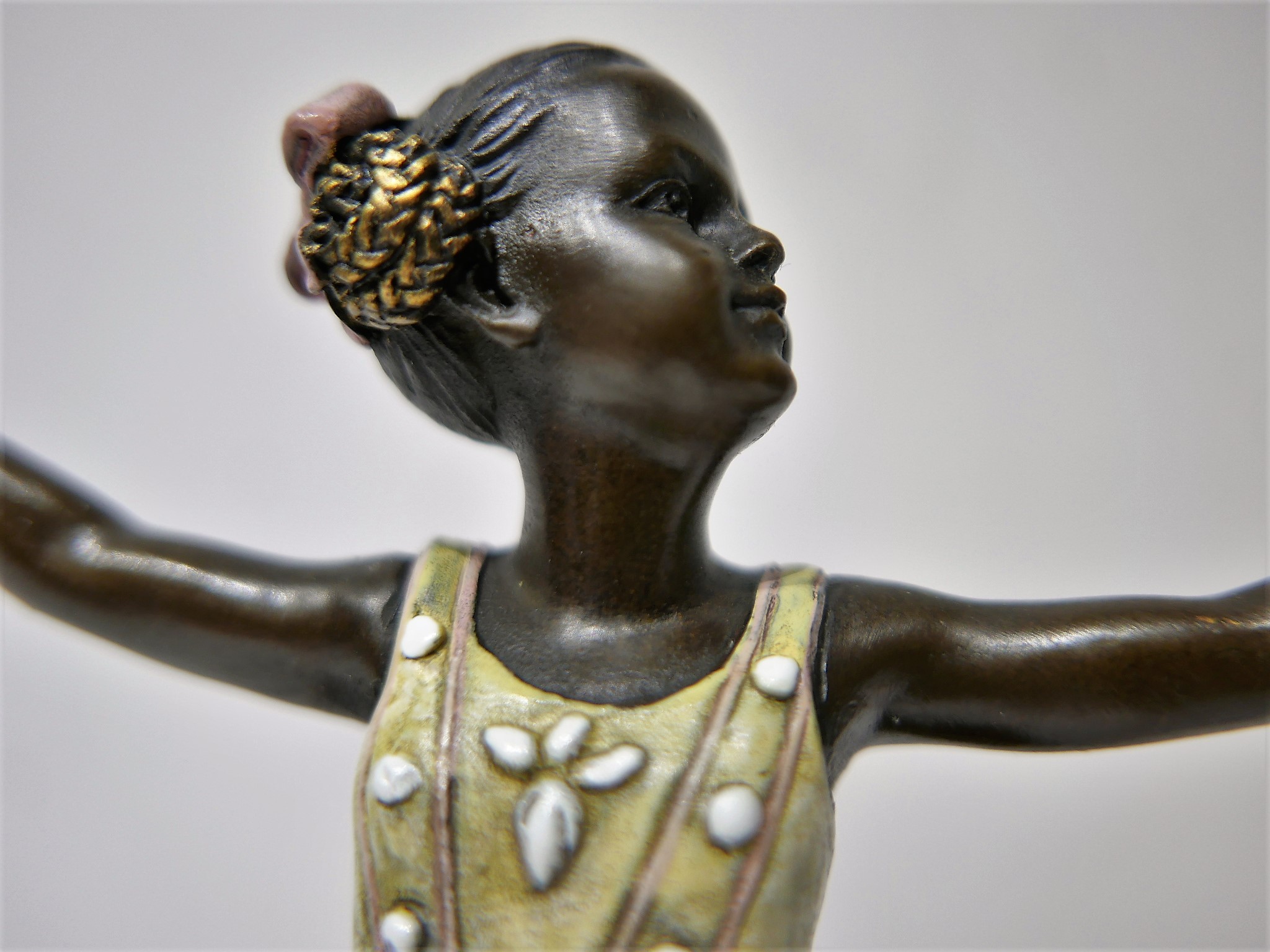Bronzen beeld op marmeren voet  "Meisje" 