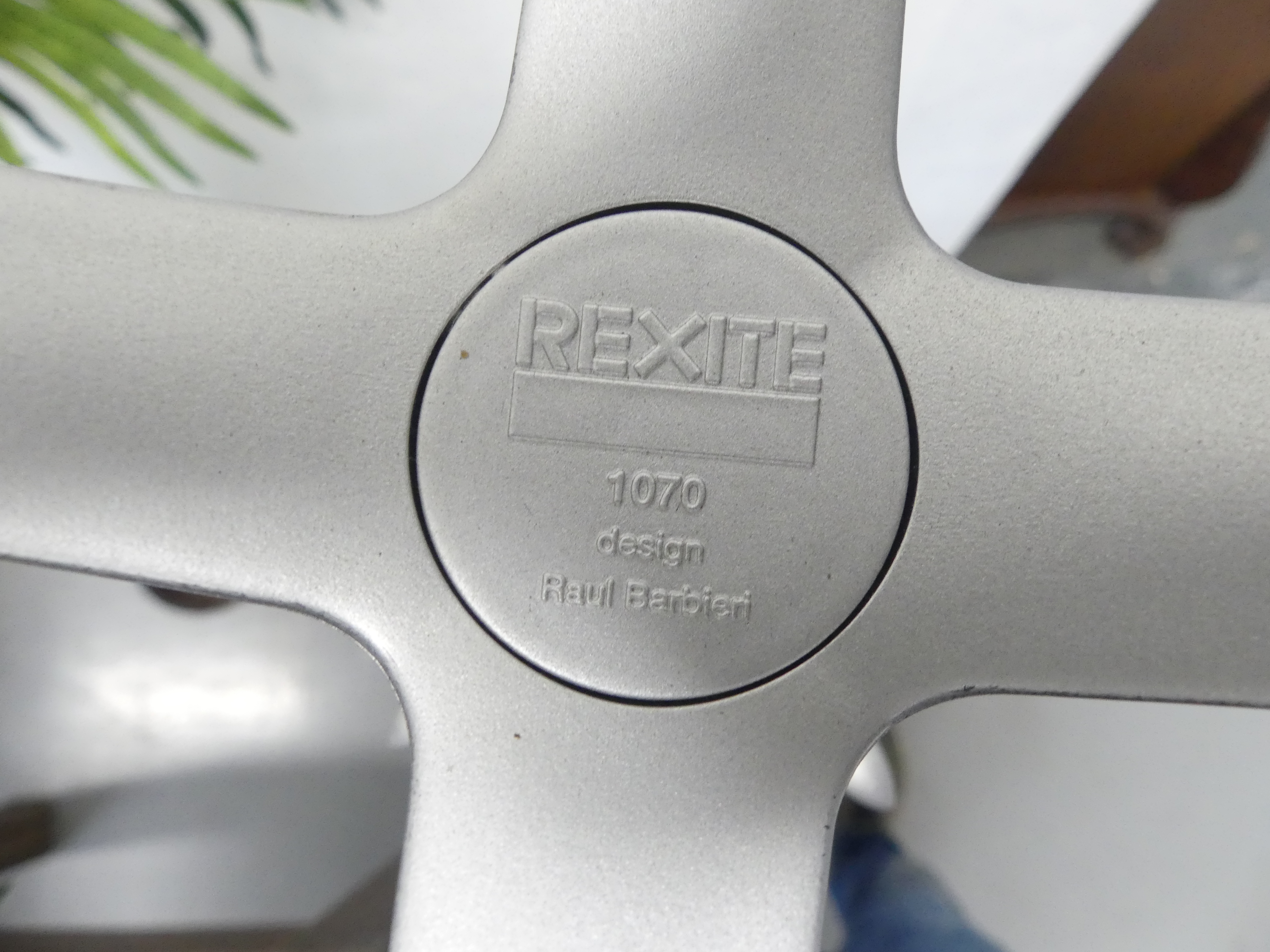 Rexite staande design kapstok aluminium kleur