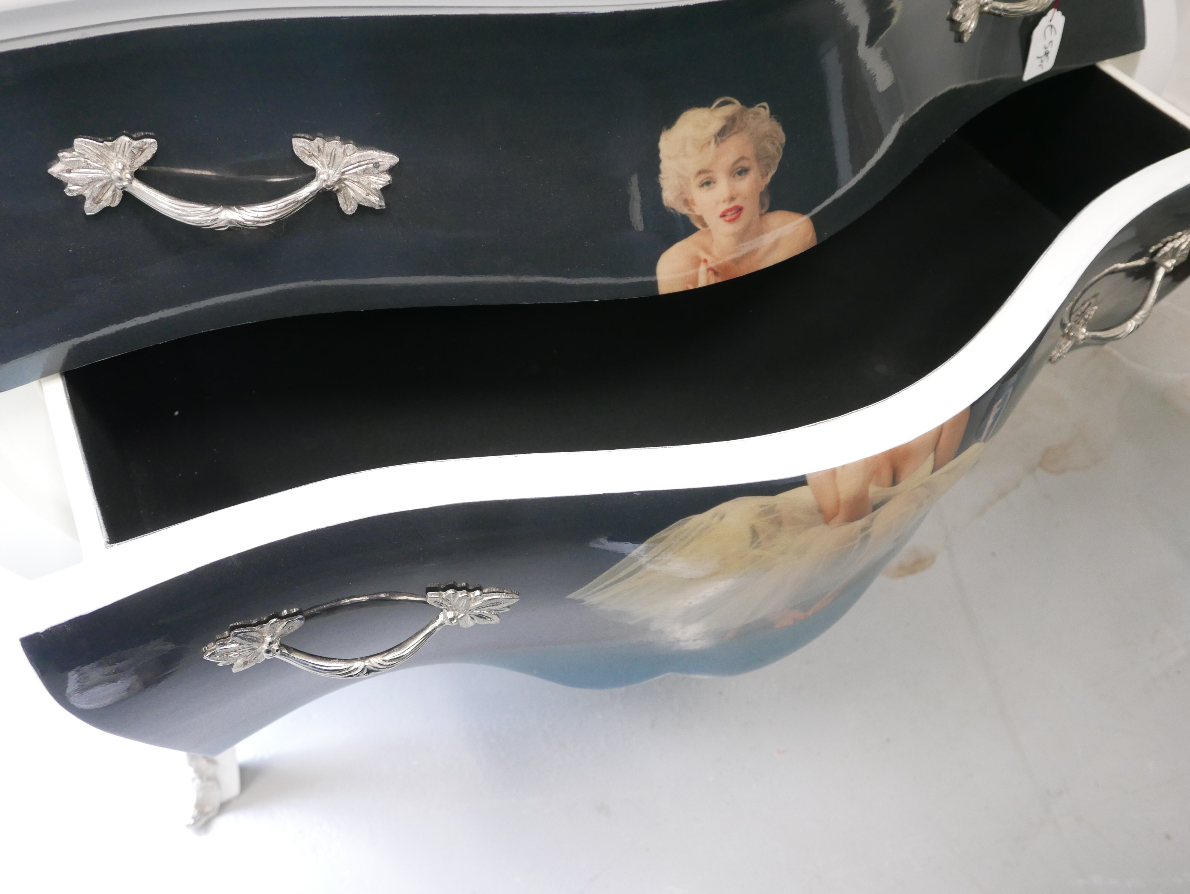 Buikkast "Marilyn Monroe" met twee laden en glasplaat 