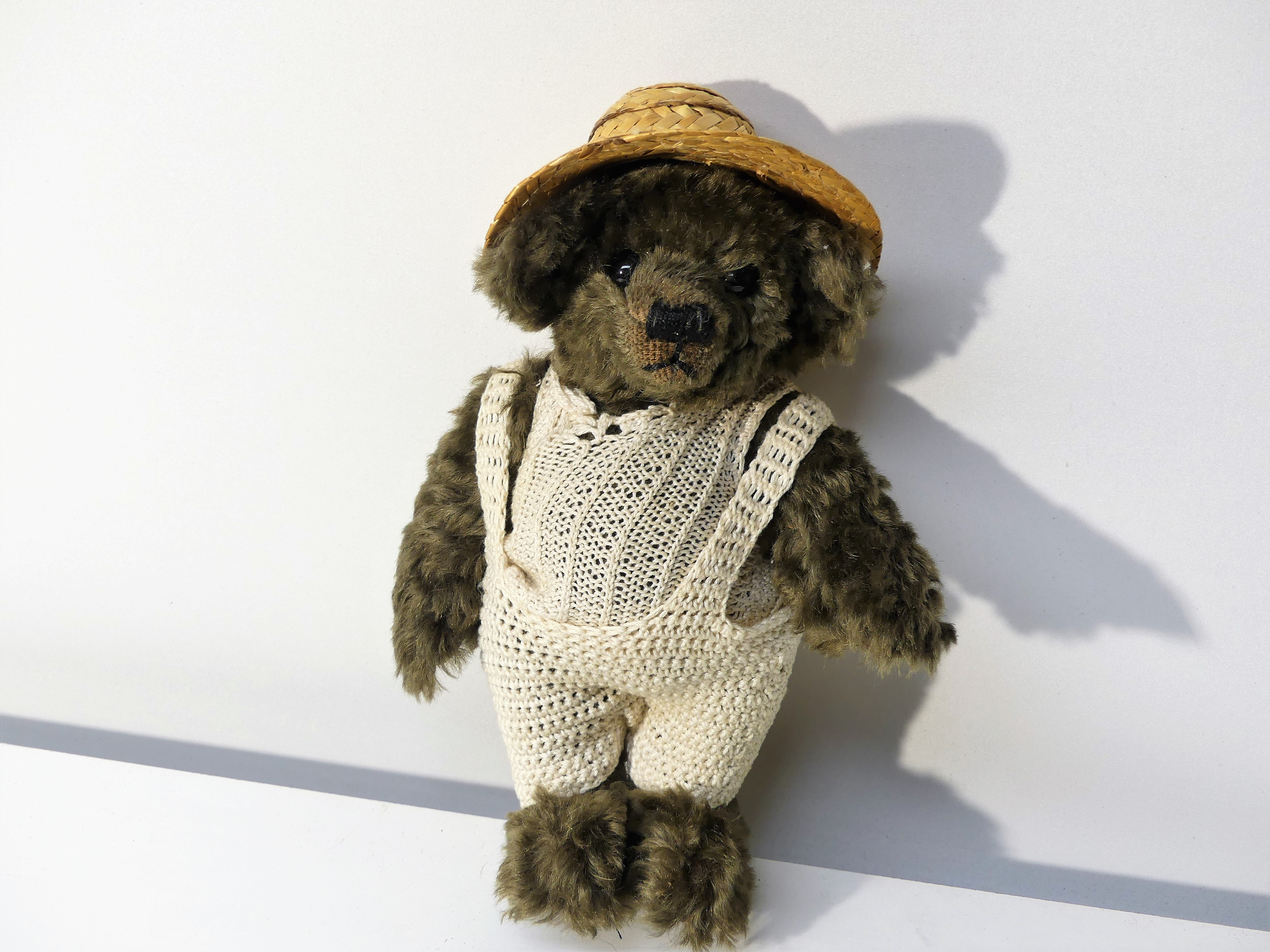 Vintage teddy bear met hoed