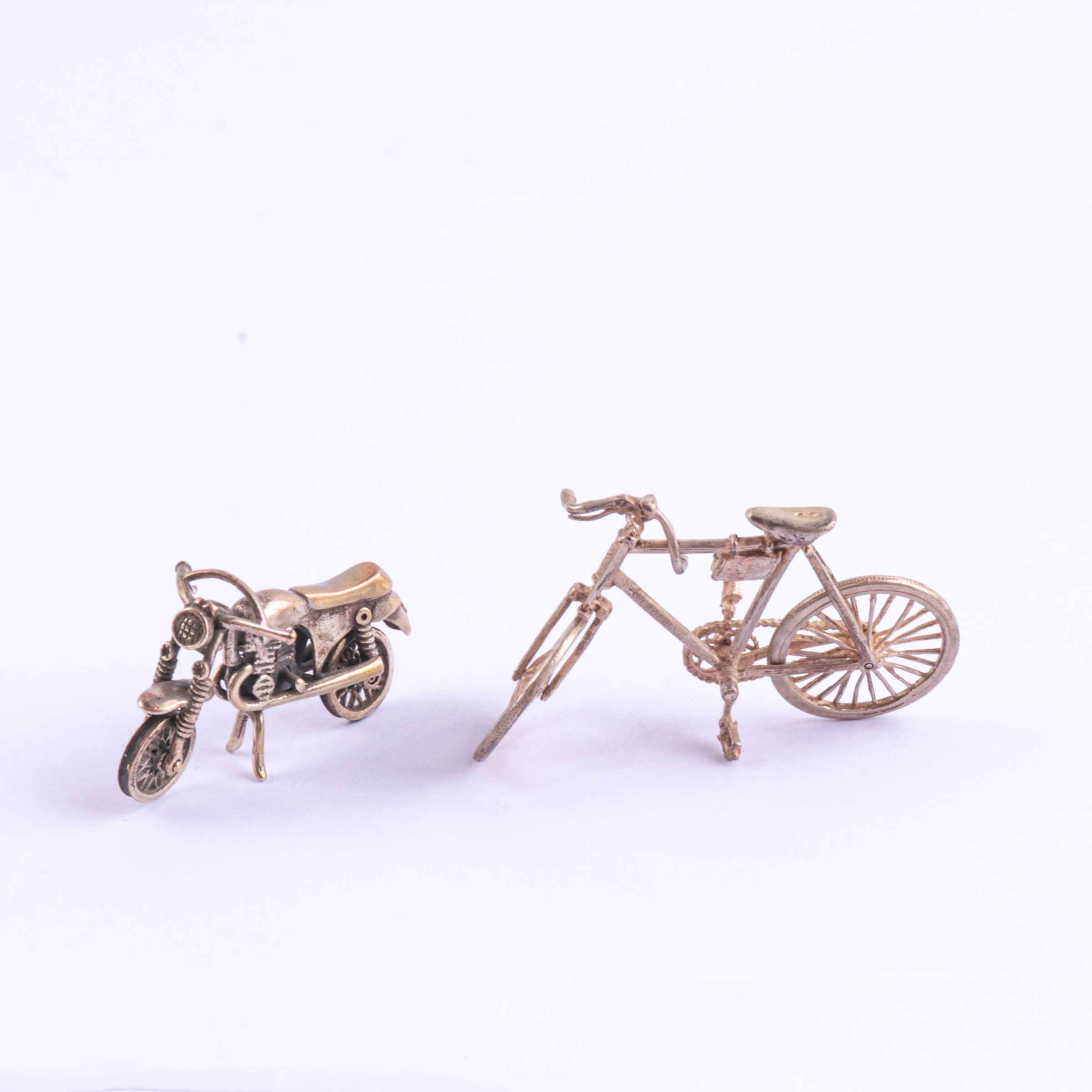 Zilveren miniaturen 'Fiets' en 'Motorfiets'