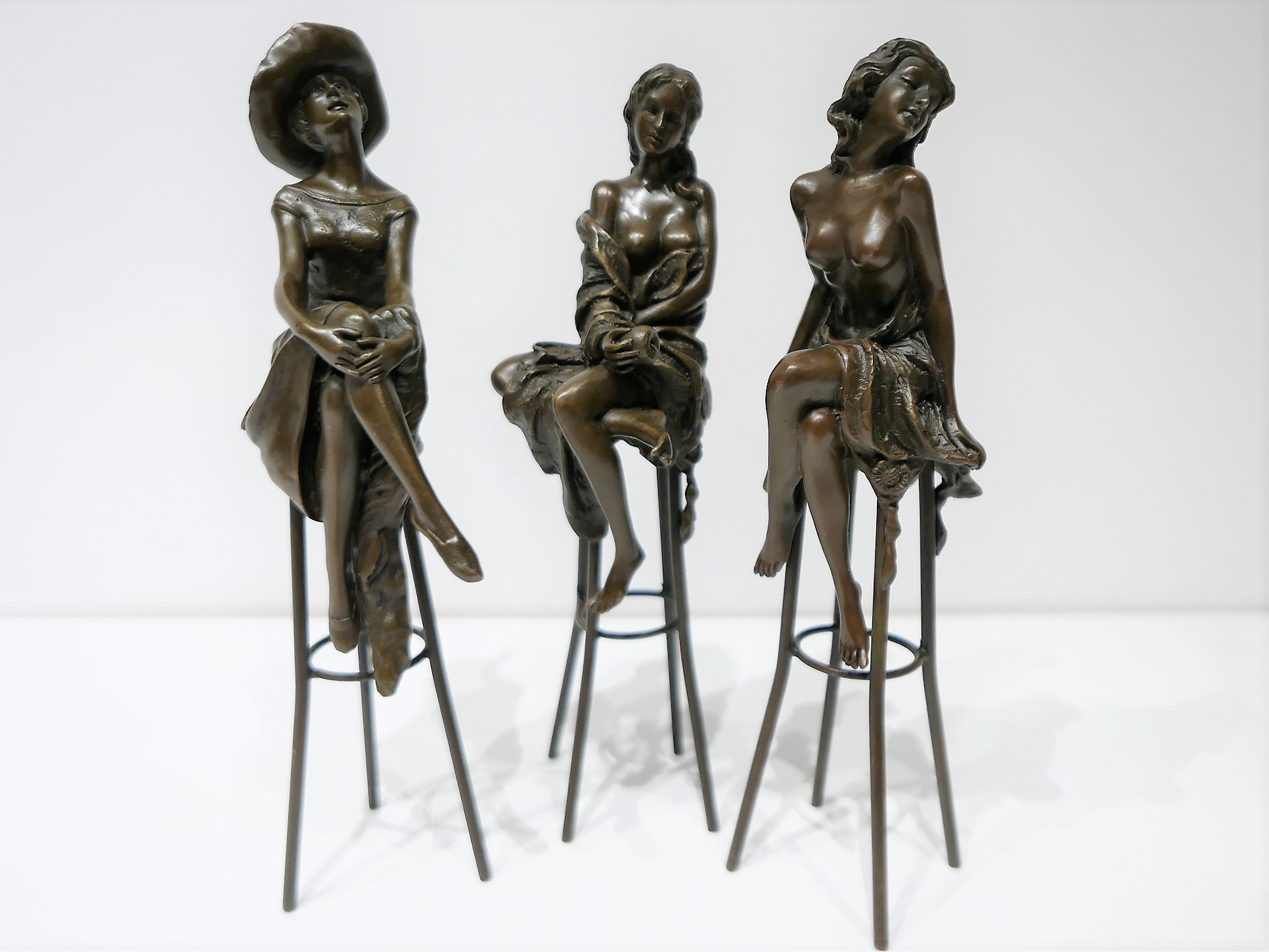 Set van drie bronzen beelden "Kroegdames" 