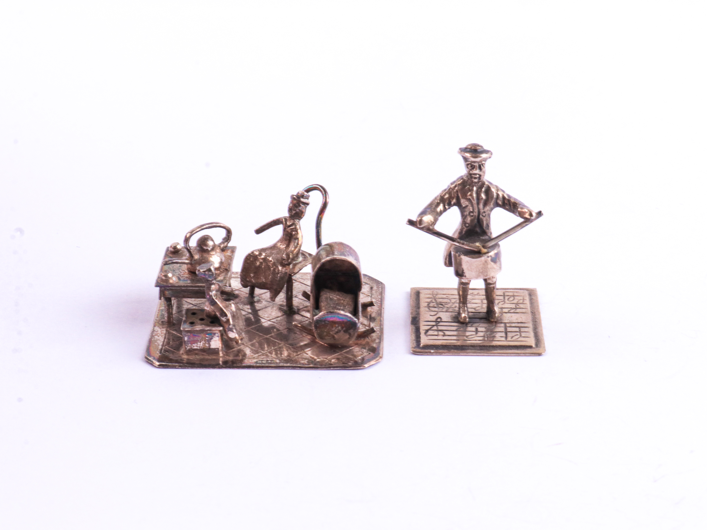 Zilveren miniaturen trommelaar en huiskamer