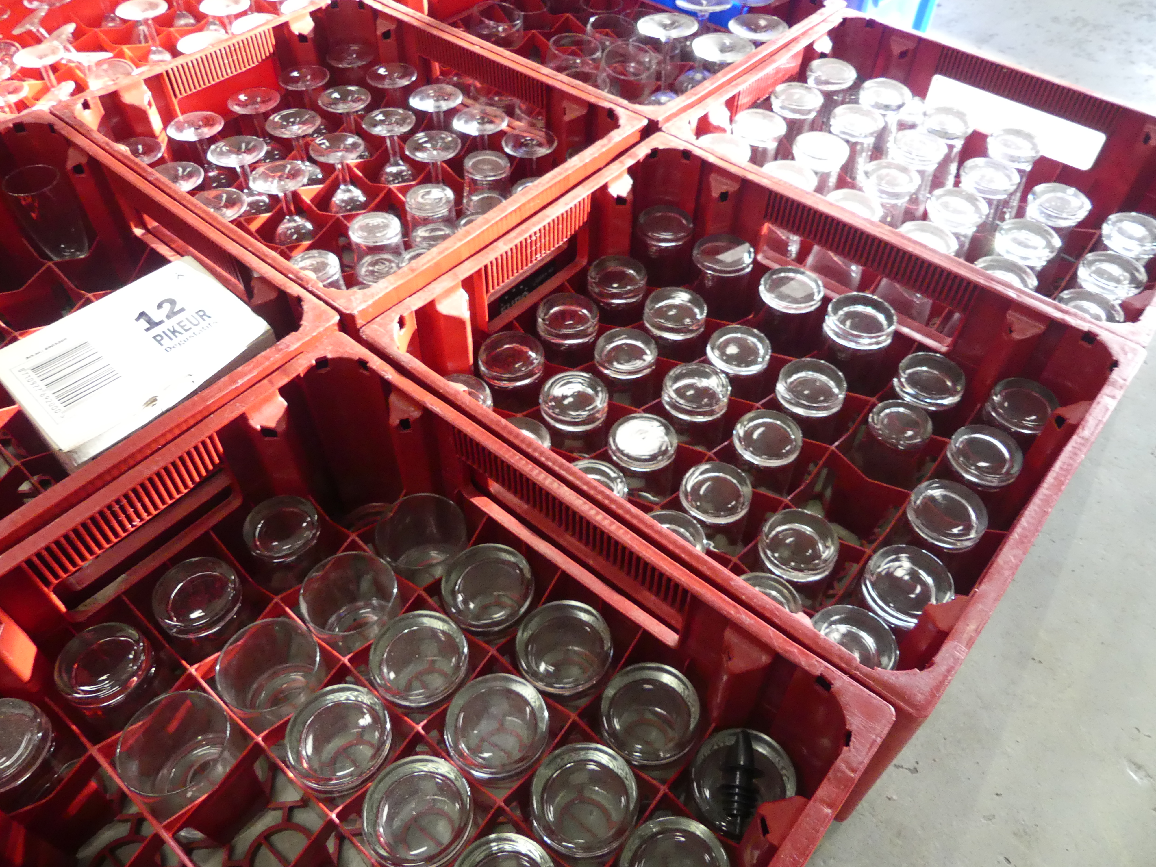 14 Glazenkratten voorzien van circa 300 verschillende soorten glazen