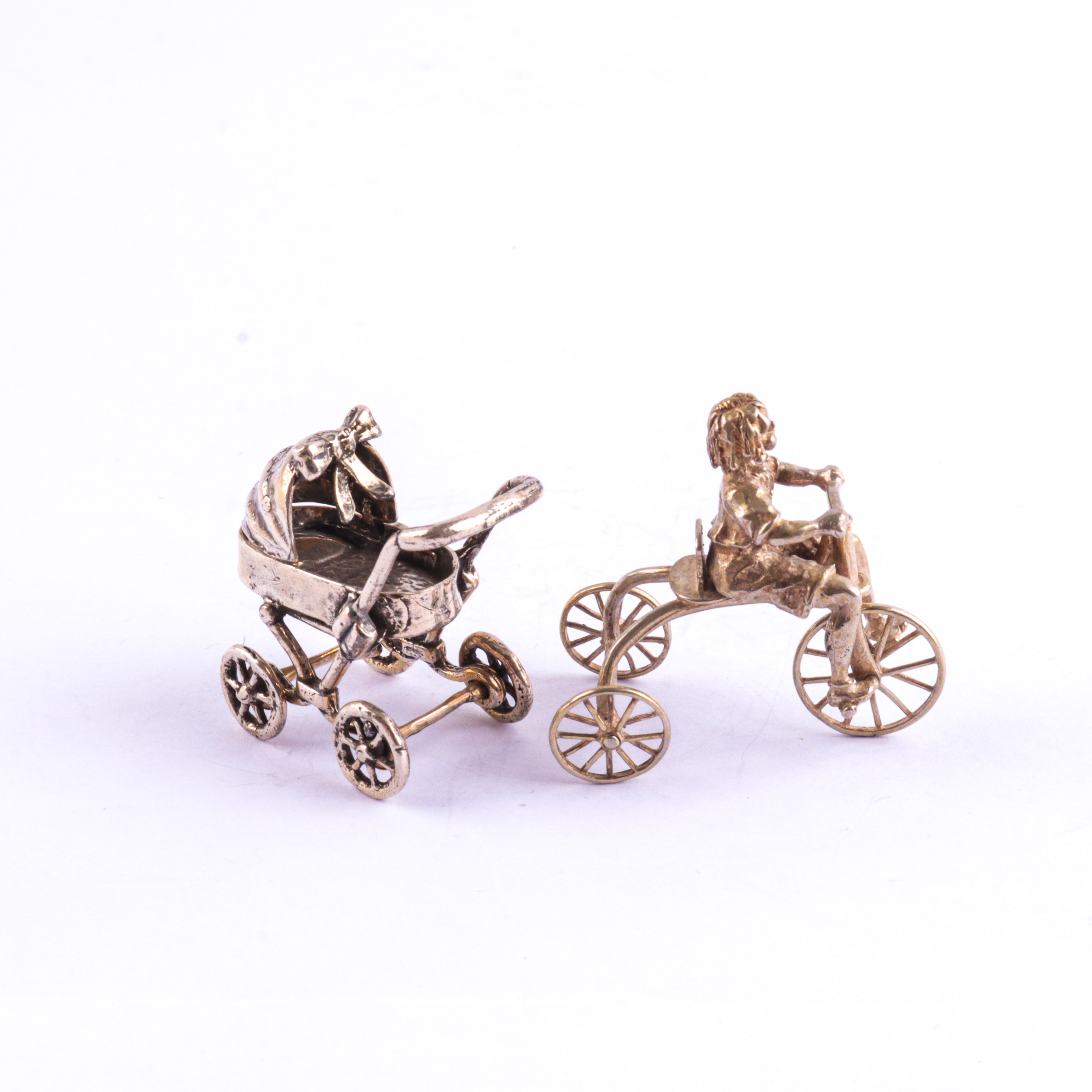 Zilveren miniaturen 'Wandelwagen' en 'Kind op driewieler'