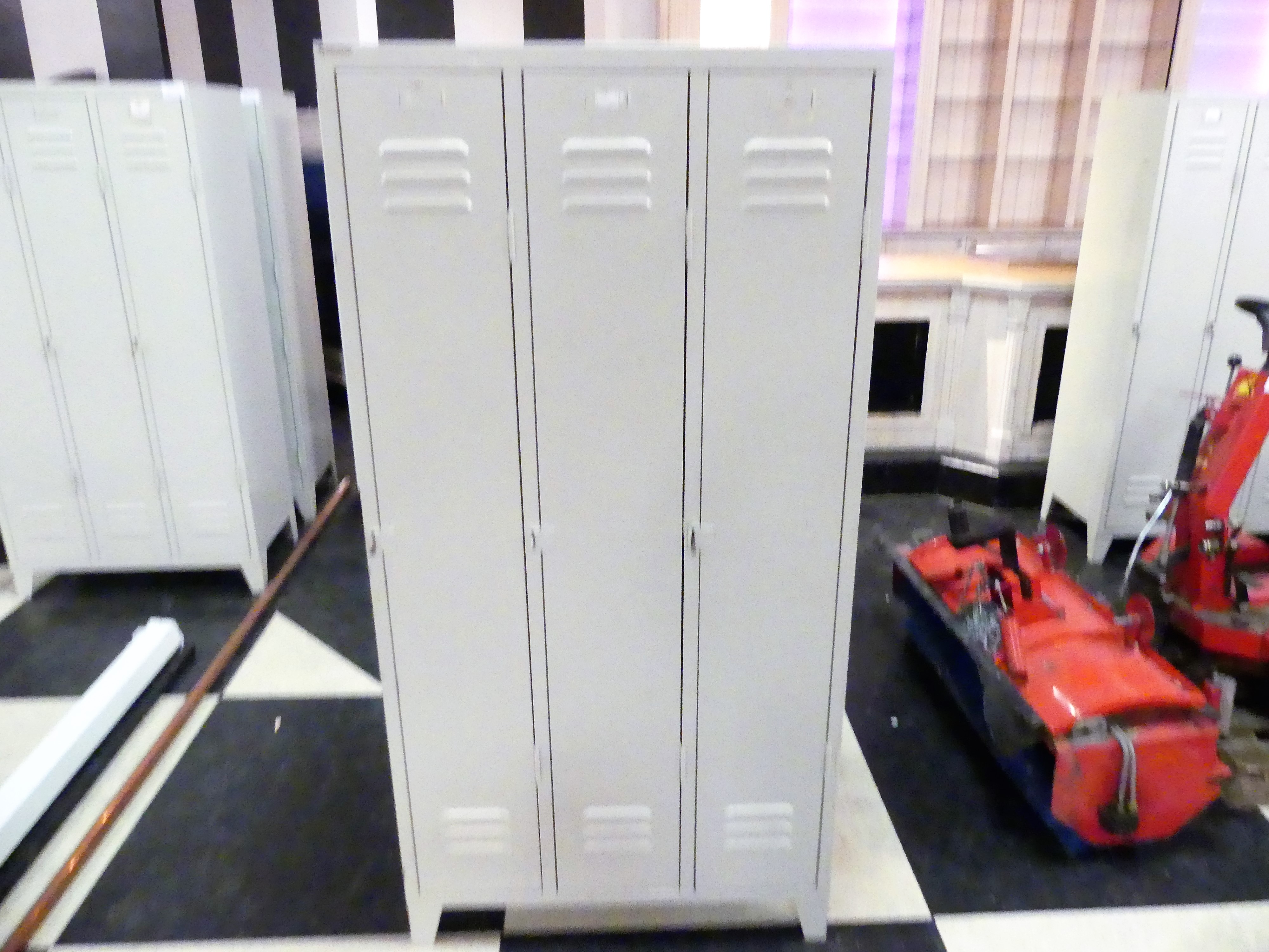 Lockerkast met drie deuren, 93x50x185 cm (BxDxH)