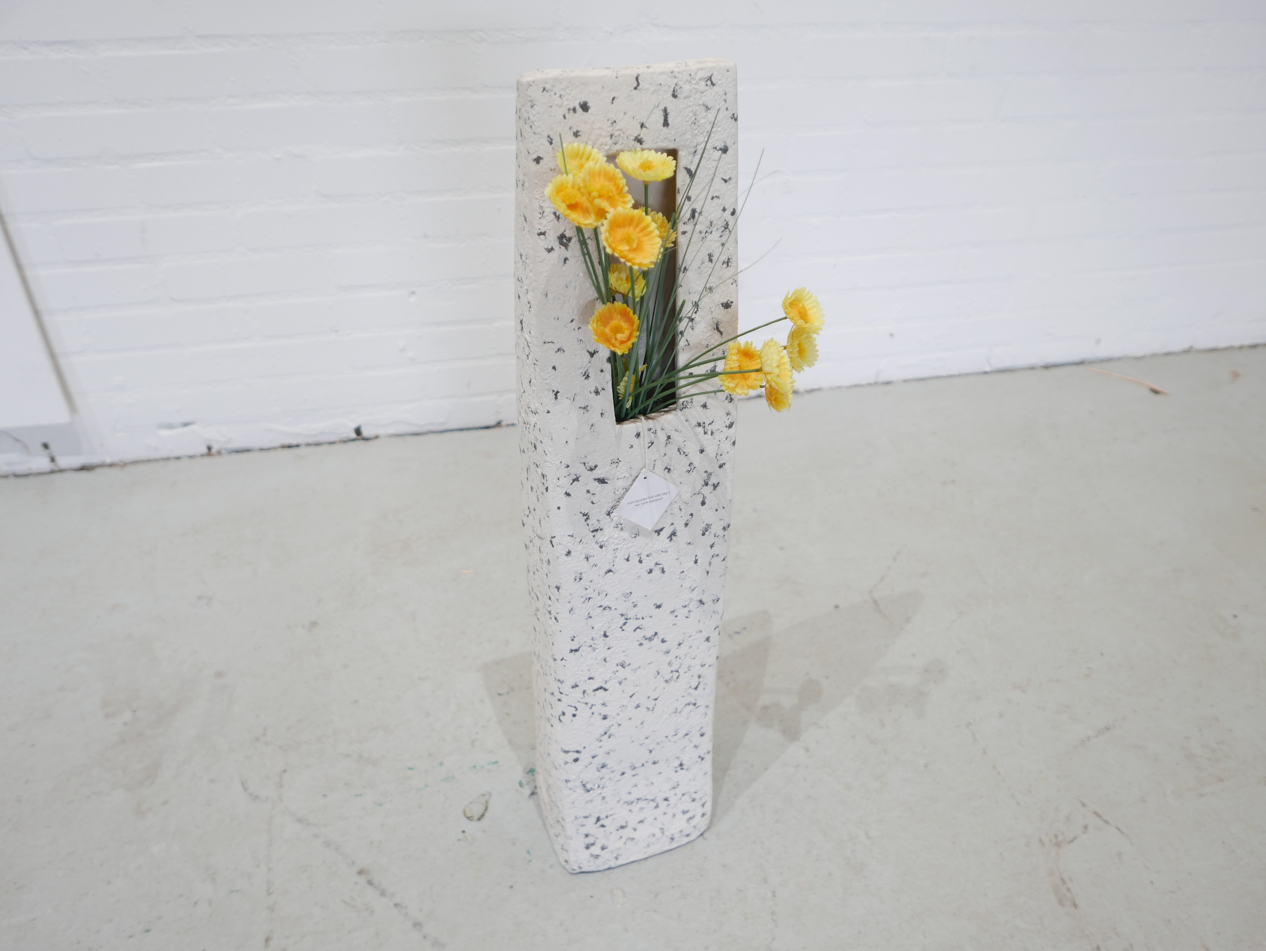 Stenen vaas met kunstbloemen 70 cm hoog