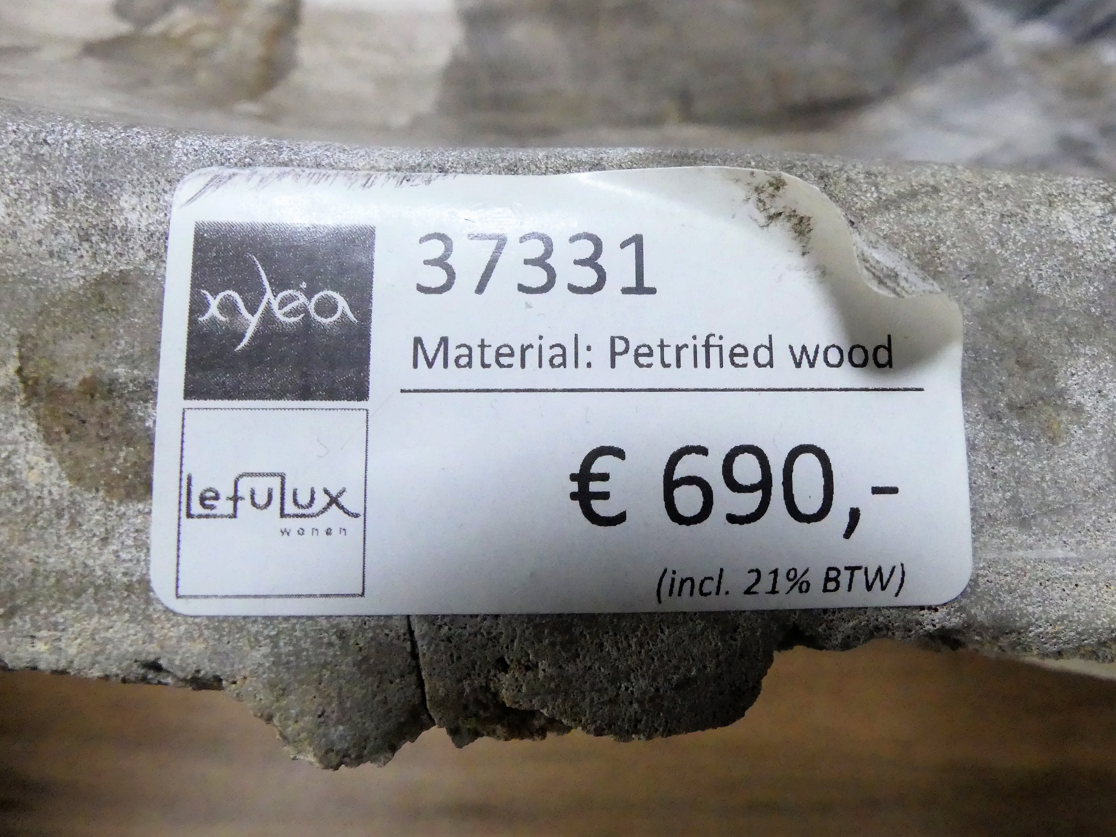 Xyleia wastafel van versteend hout (€ 690,-)