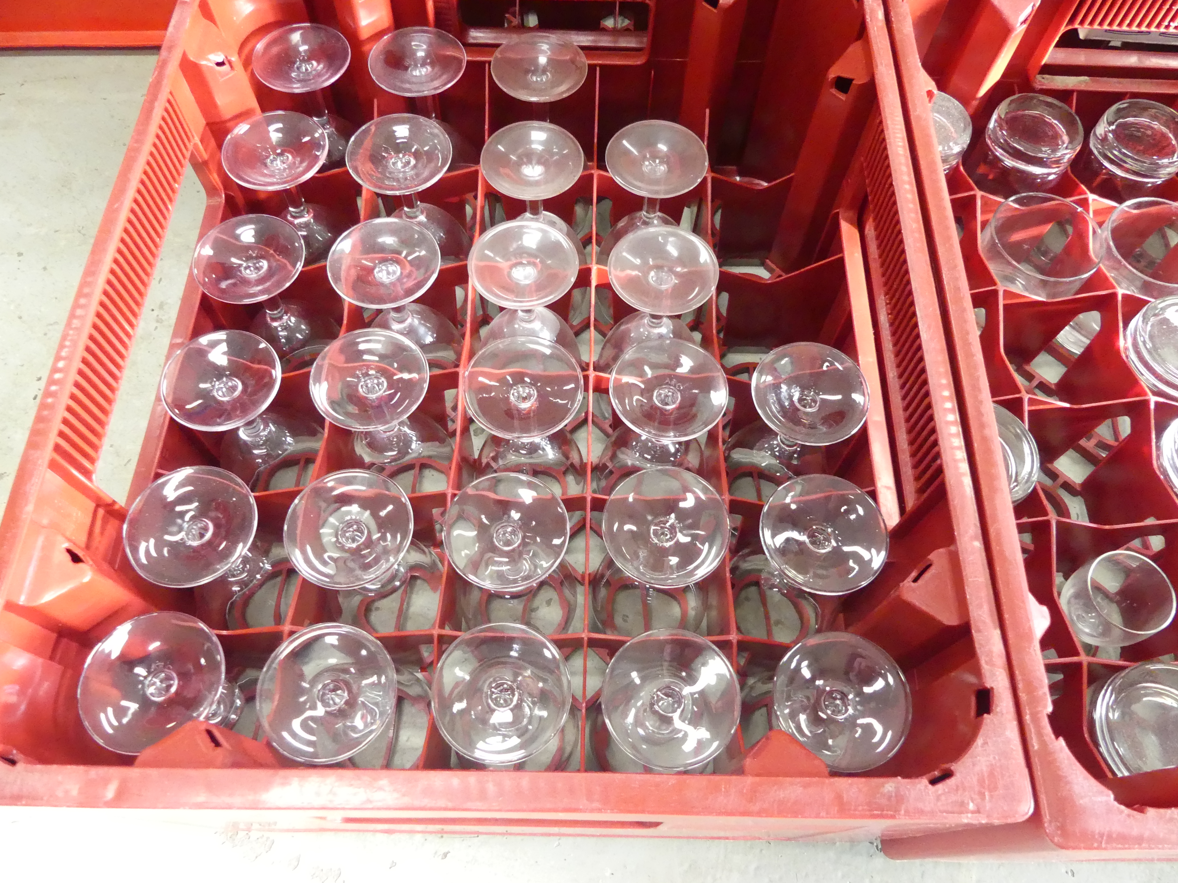 14 Glazenkratten voorzien van circa 300 verschillende soorten glazen