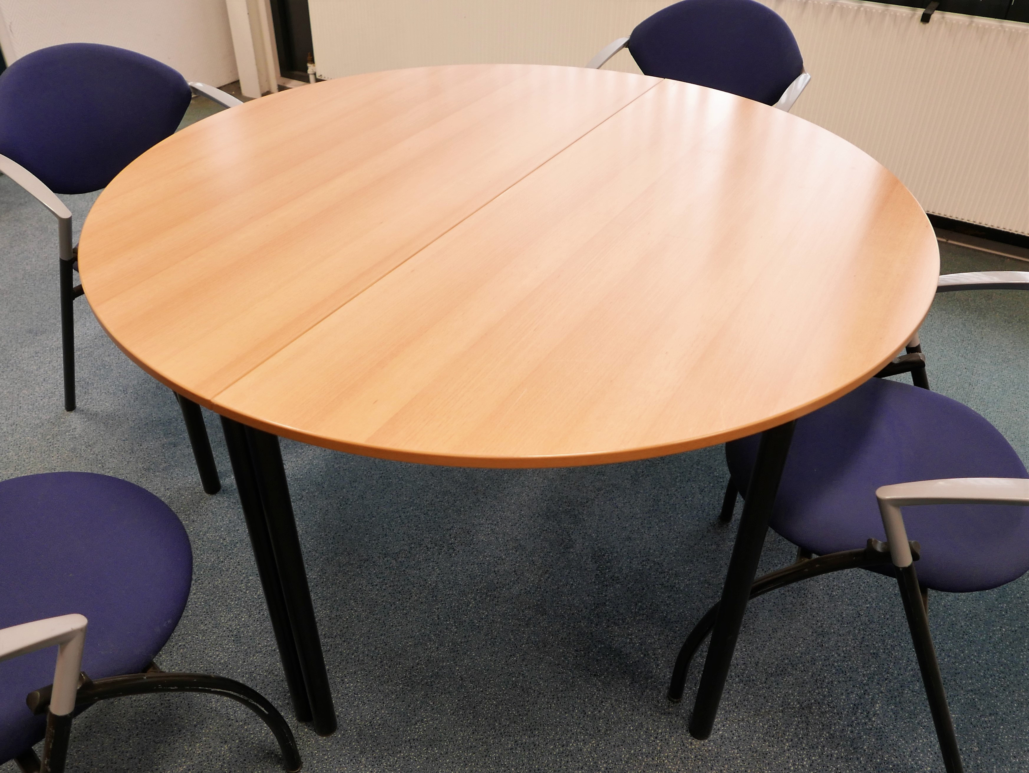 Ronde vergadertafel geschikt voor 6 personen 140 cm breed 