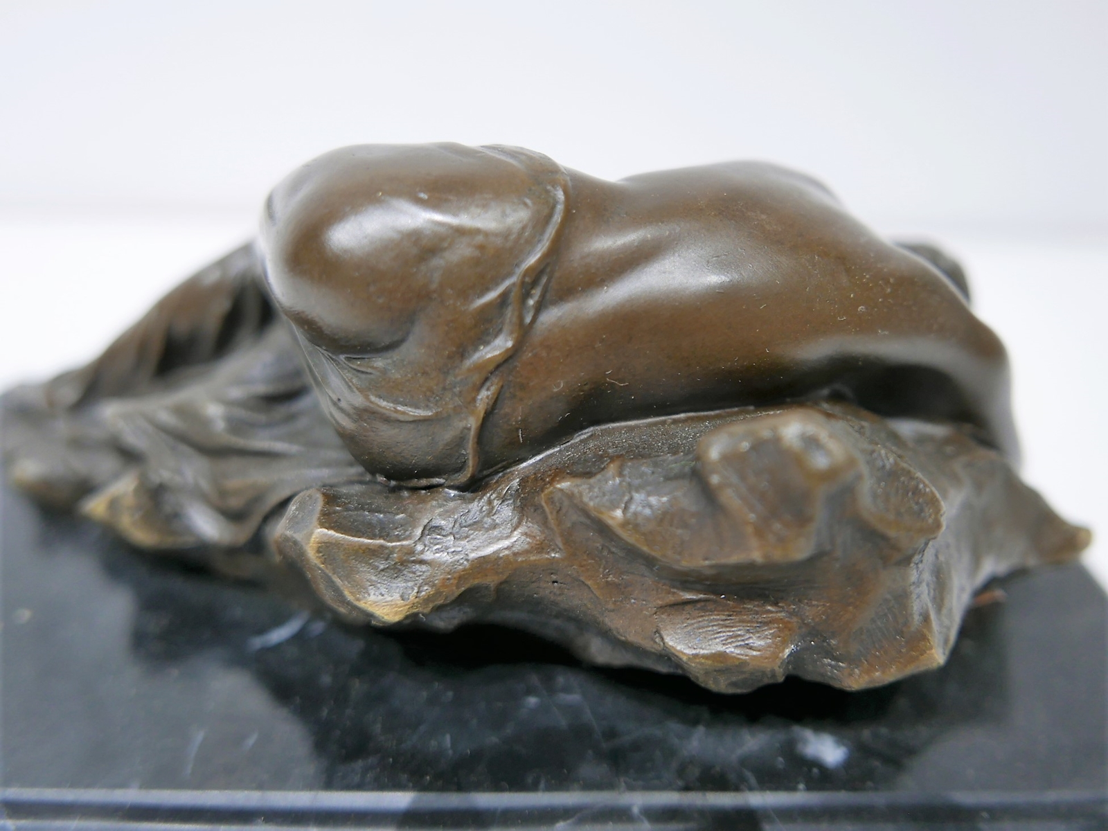 Bonzen sculpture op marmeren voet