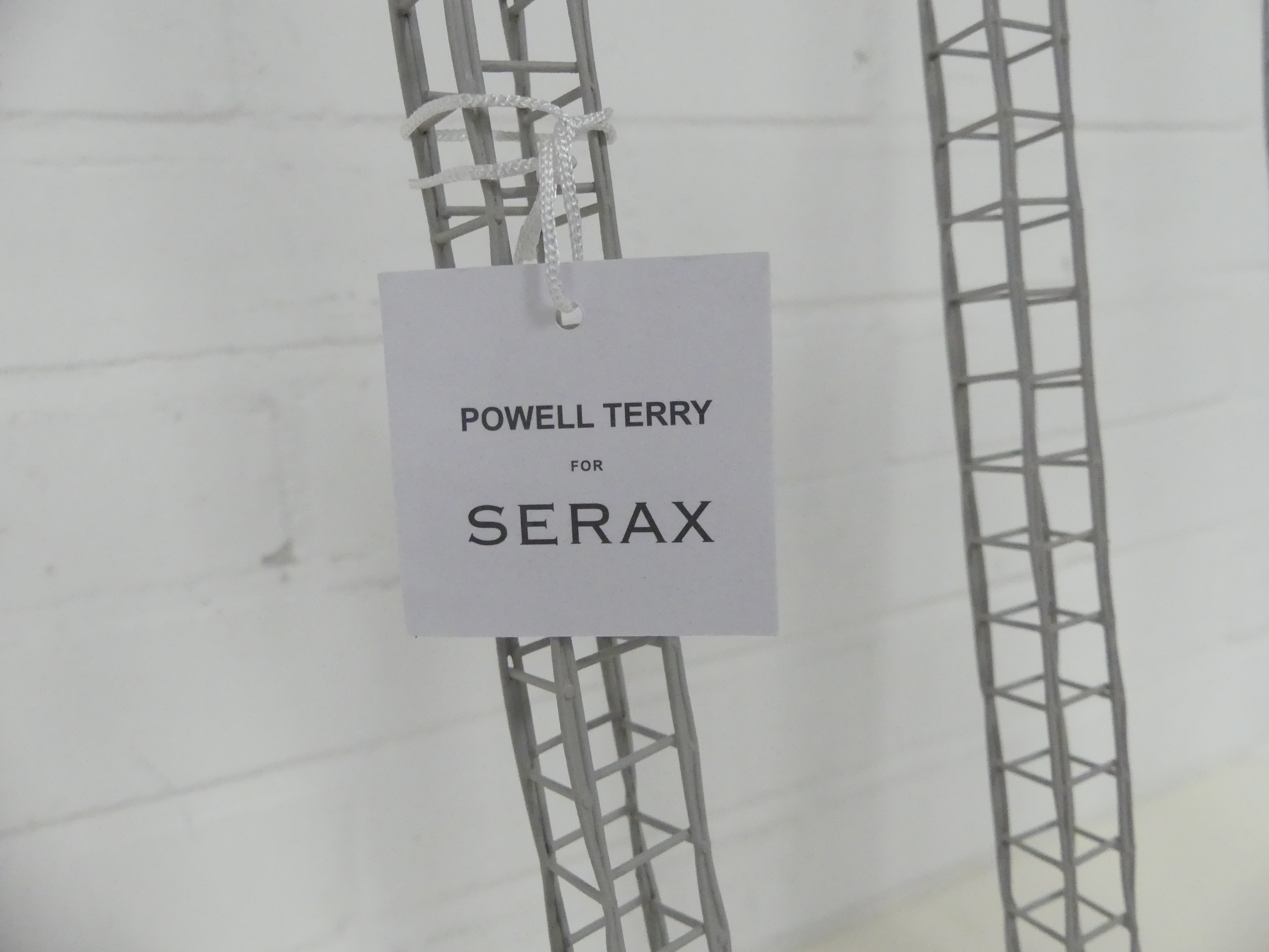 Serax  metaal interieurobject door Terry Powell "Rugkleuning"   