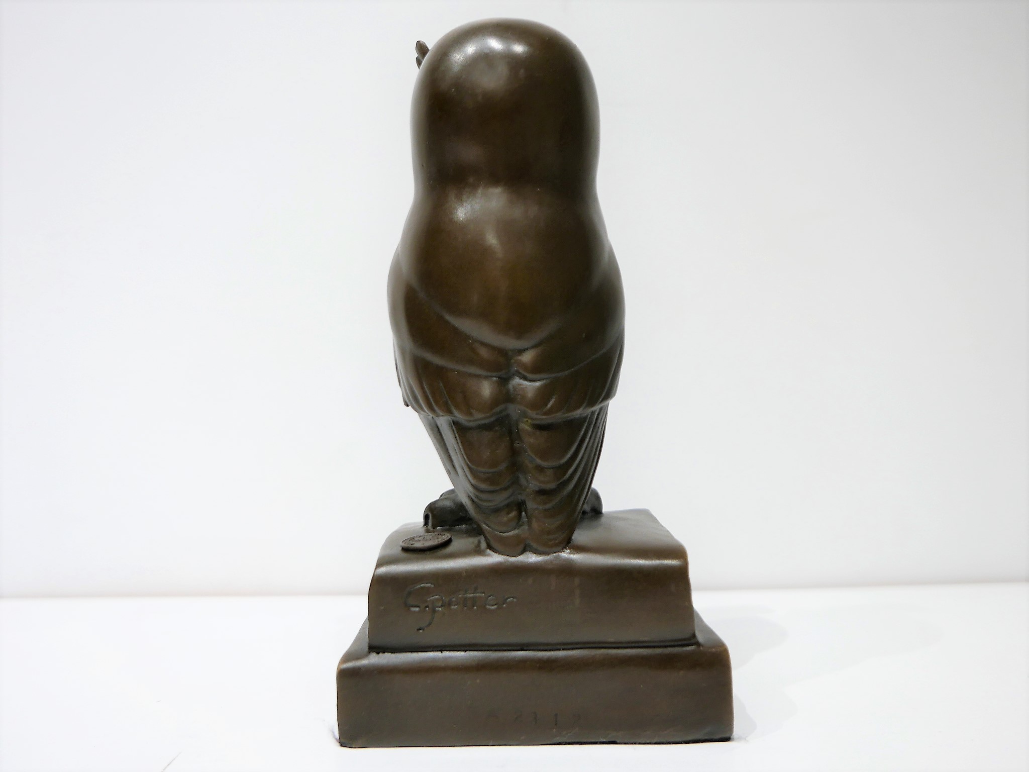 Bronzen beeld op marmeren voet  "Wijze uil"  naar C.Potter 