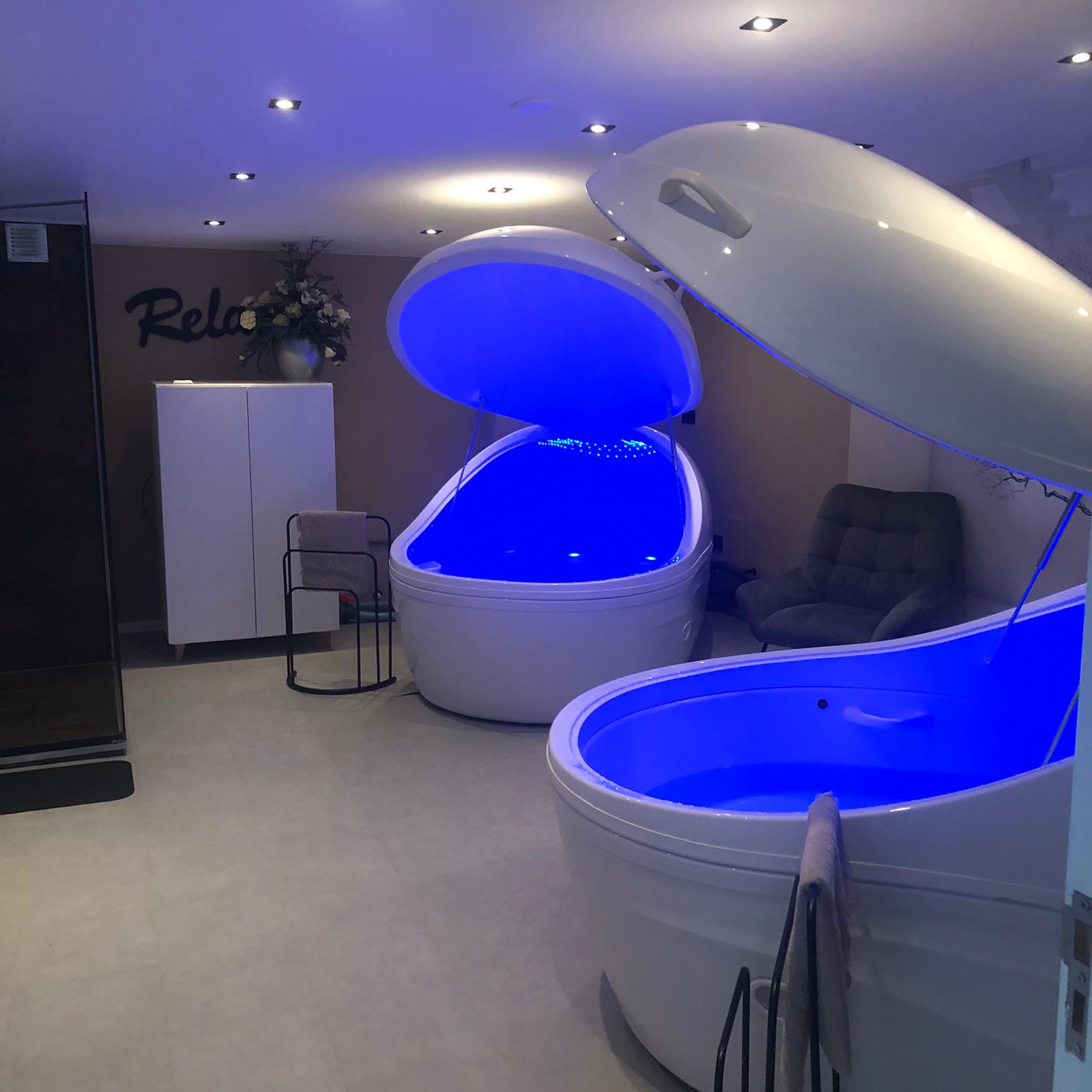 2x nagenoeg nieuwe floatbaden/cabine inclusief 1 technische installatie voor beide baden