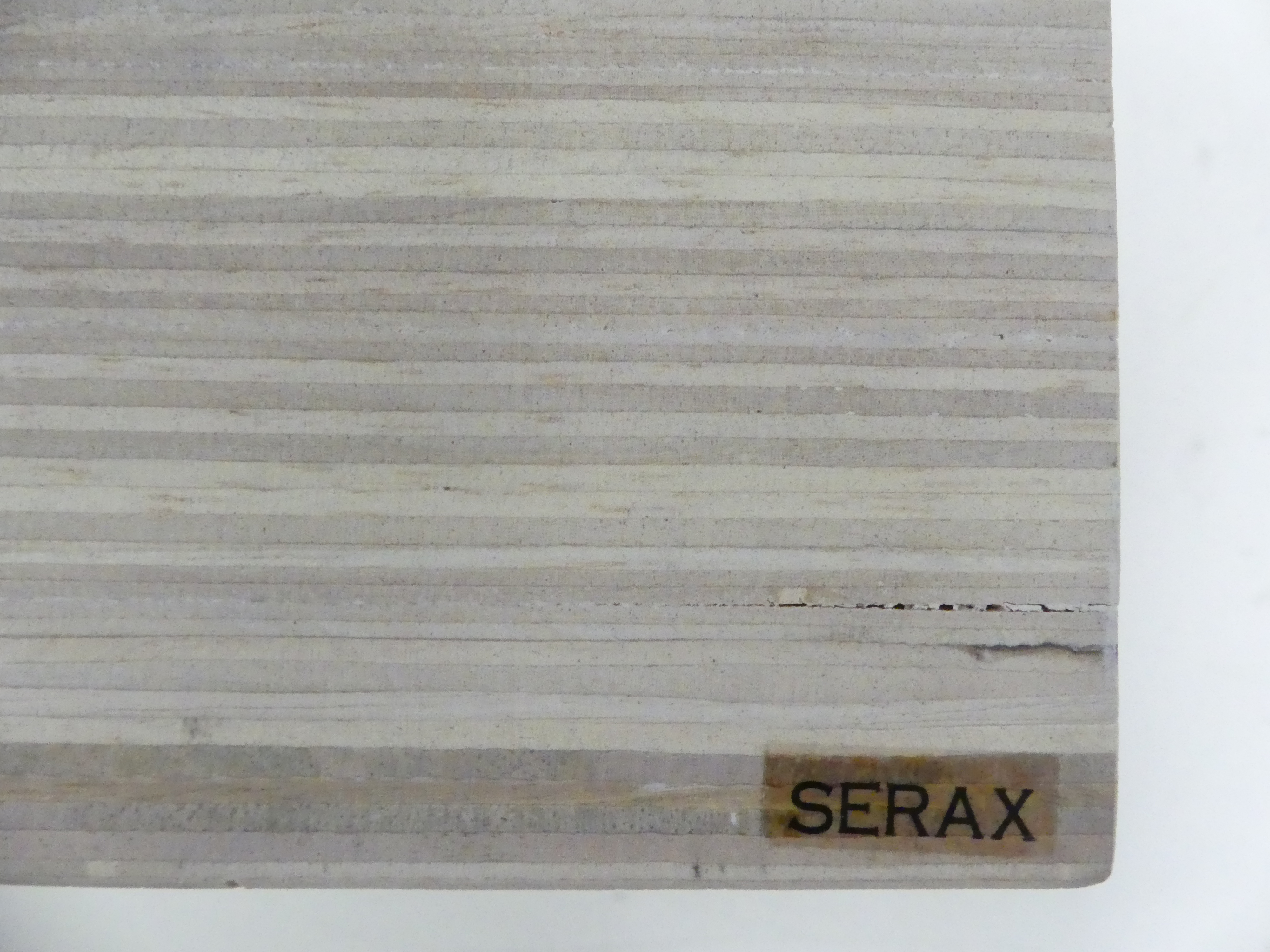 Serax vaas op houten blok 82cm hoog   
