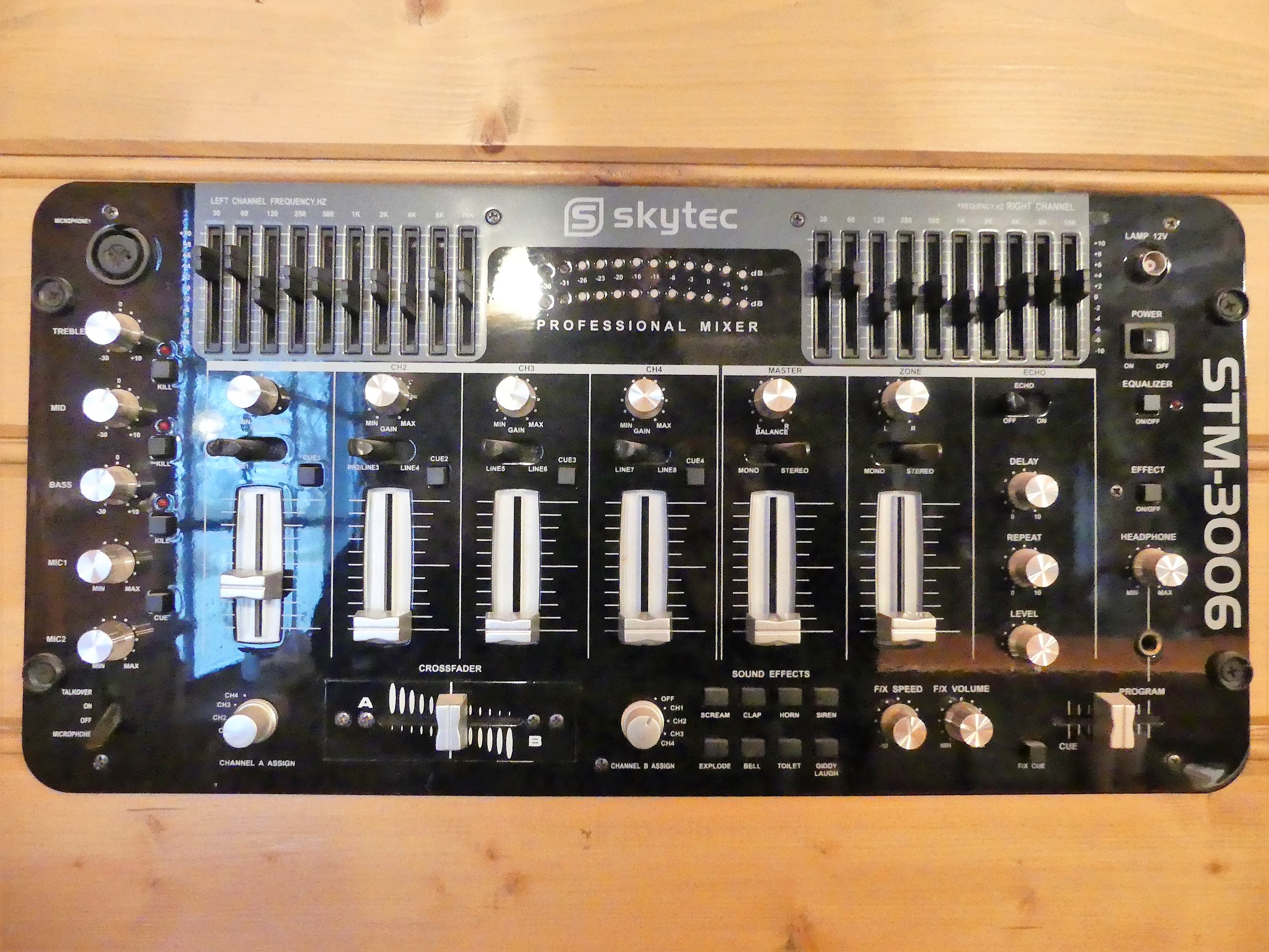 Skytec STM-3007 6-kanaals mixer met mediaspeler & equalizer