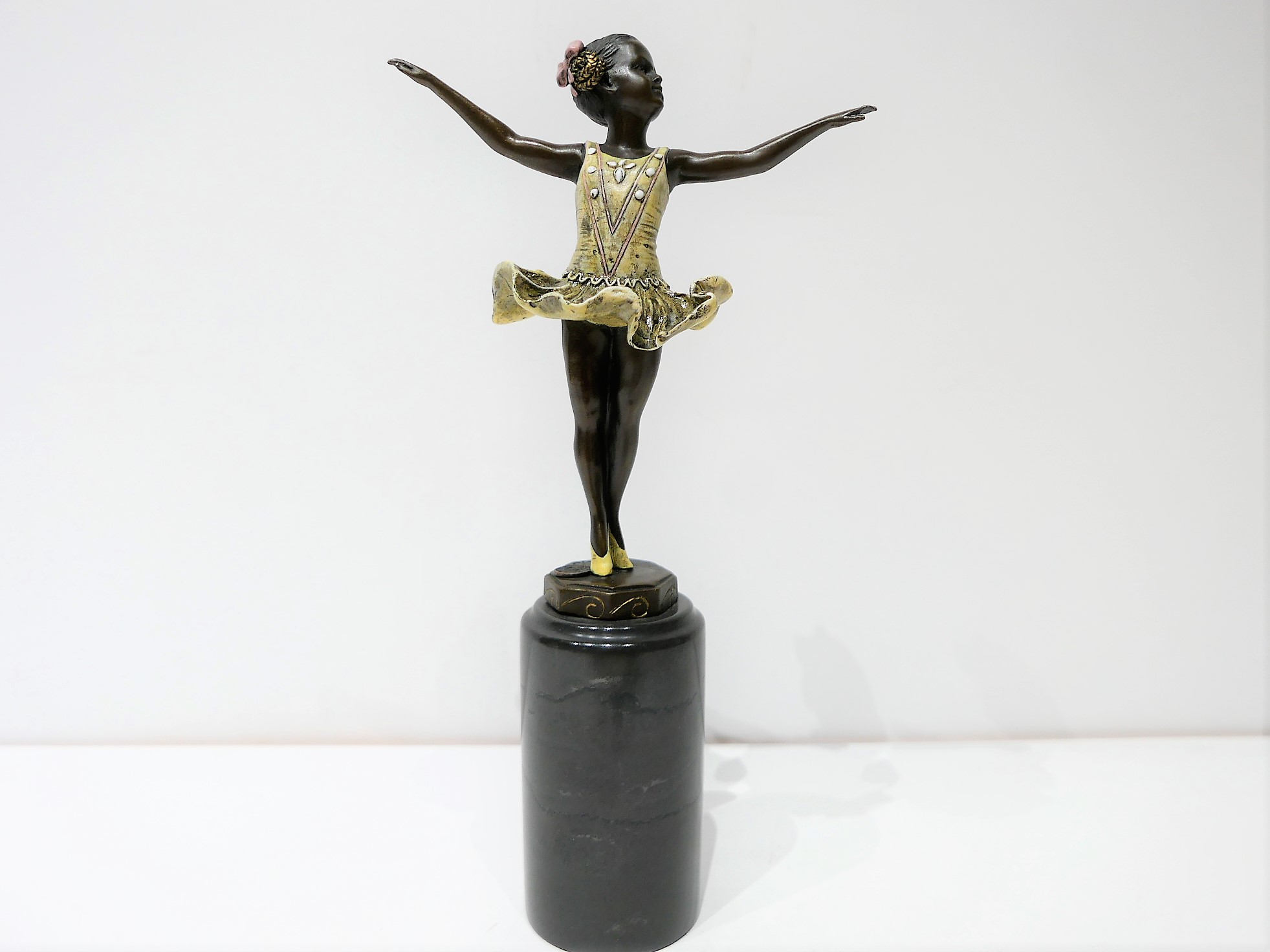 Bronzen beeld op marmeren voet  "Meisje" 