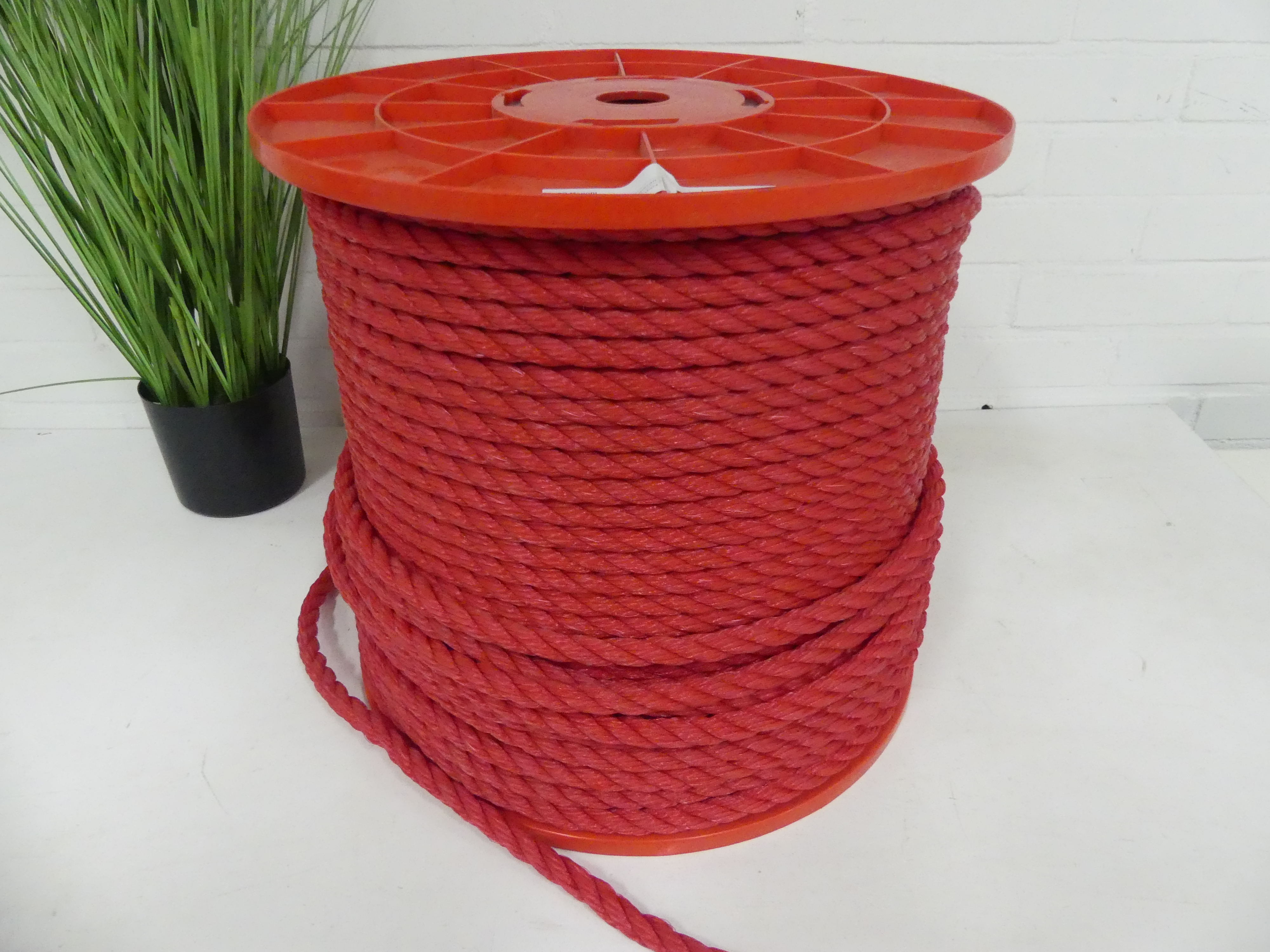 Rol met circa 180 meter polypropyleen touw rood 14mm 