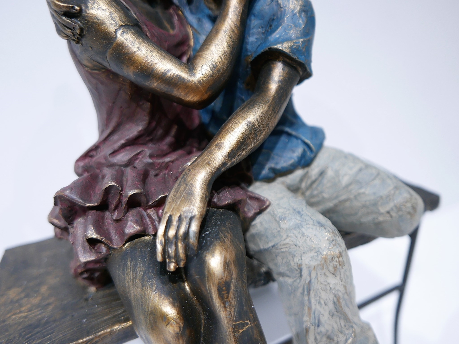 Bronzen beeld "Jongen en meisje op bank" 