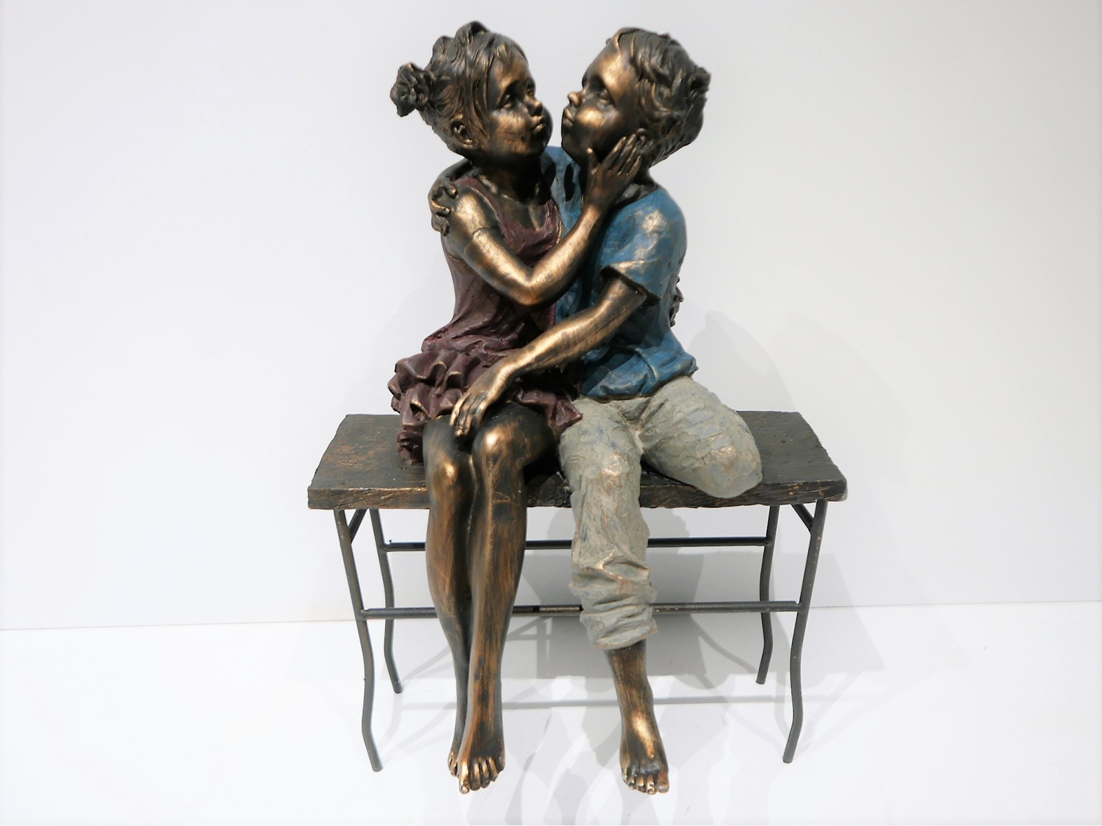 Bronzen beeld "Jongen en meisje op bank" 