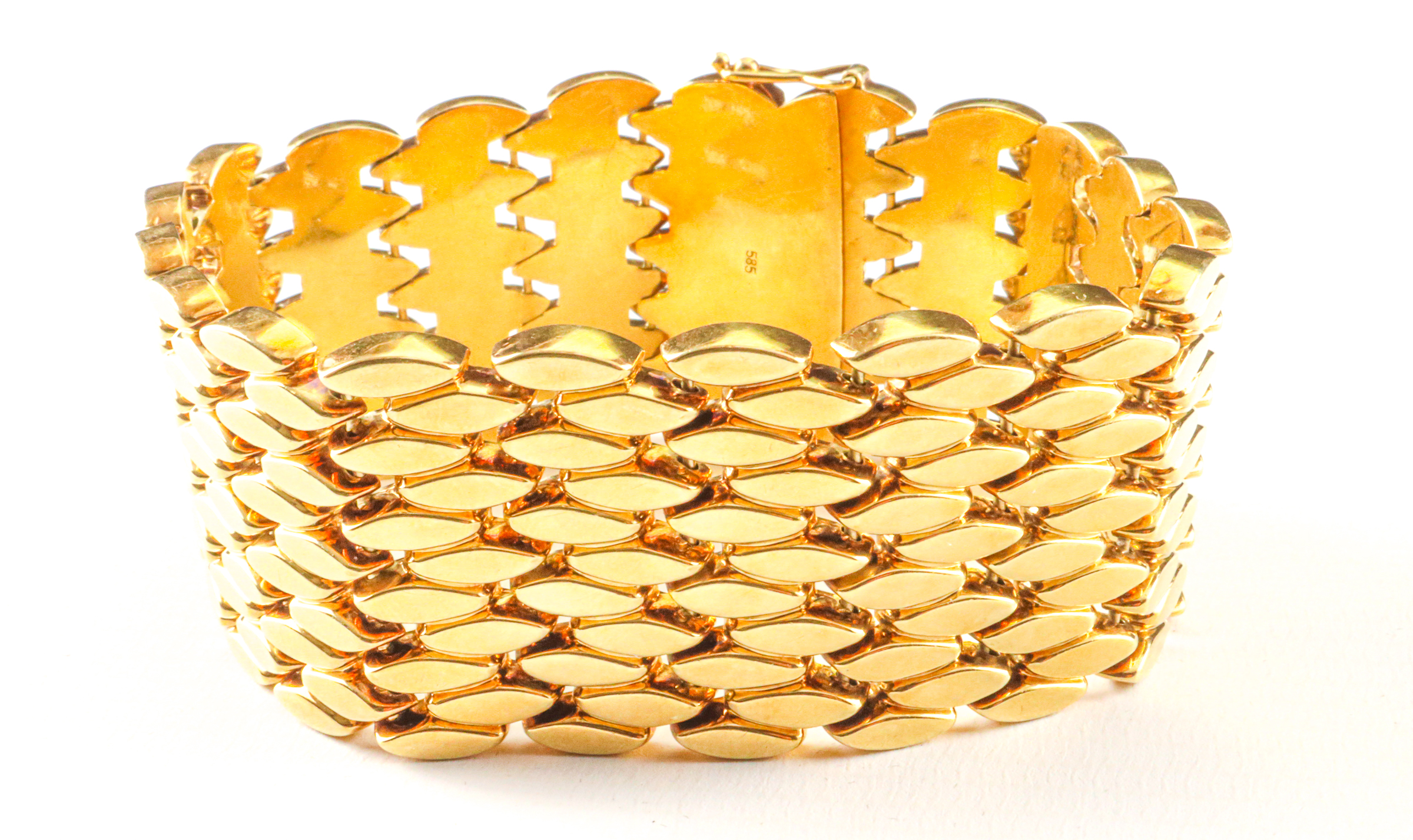 Getaxeerde brede gouden schakelarmband (€ 8.729,-)