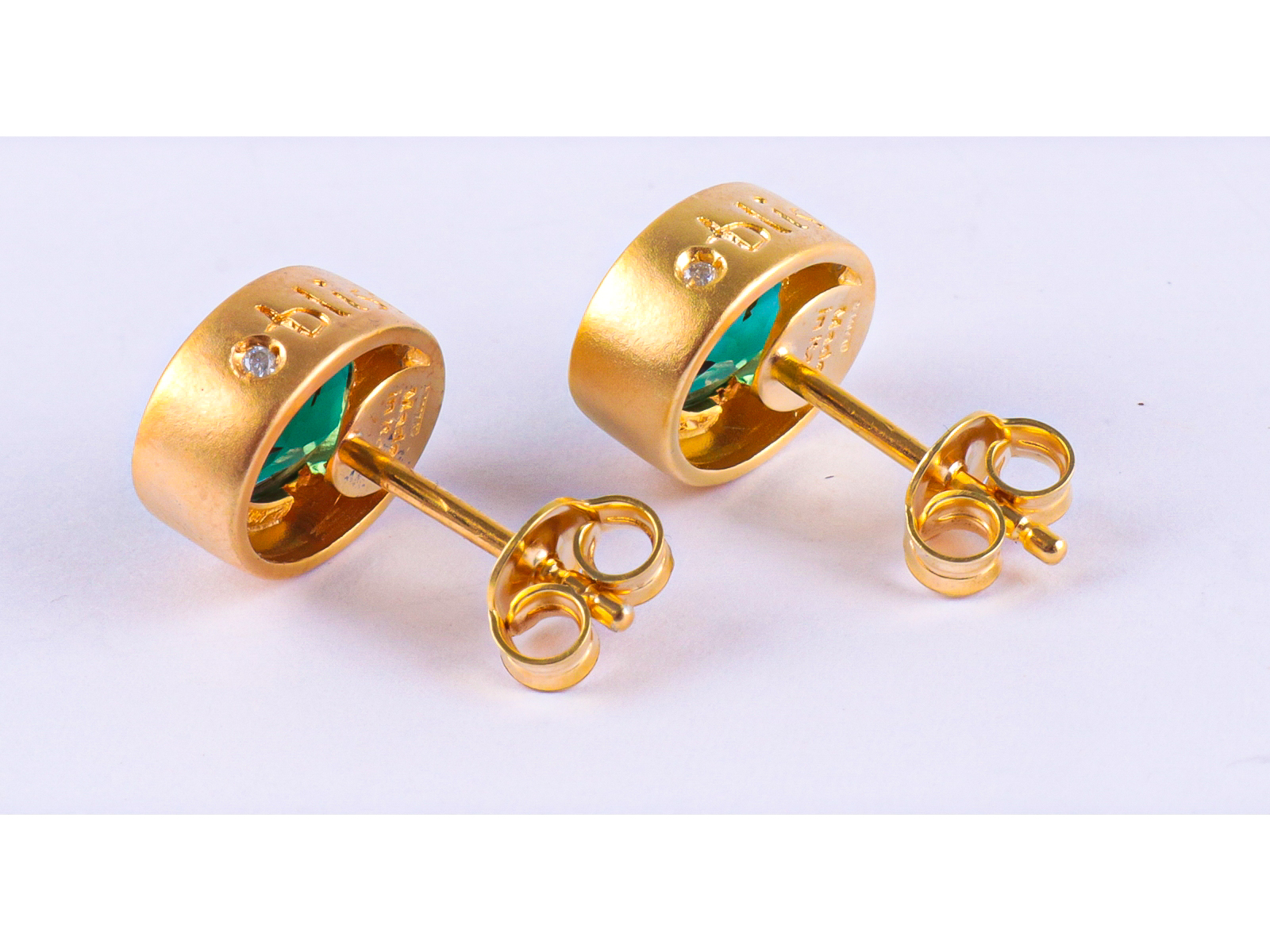 Bliss zilveren oorbellen goudkleurig of goudverguld met groene steen en kleine diamantjes