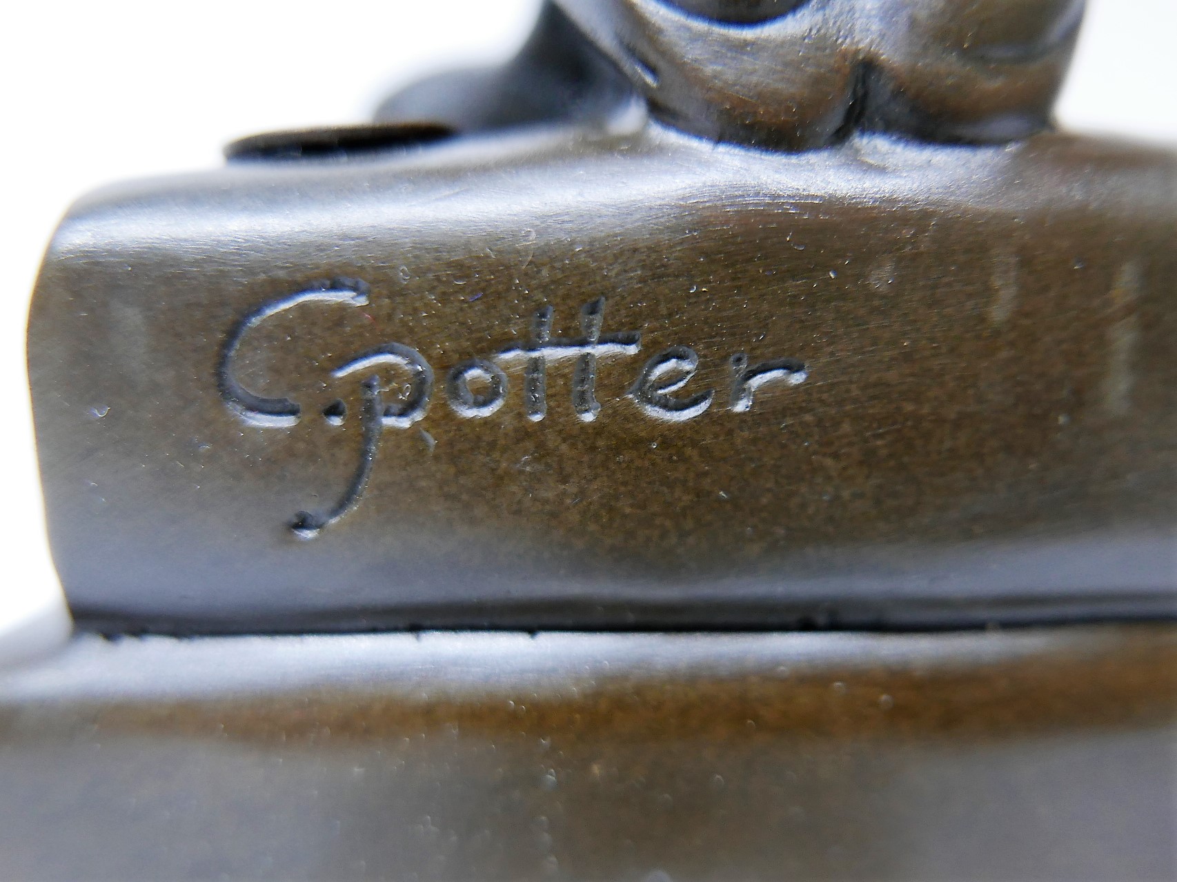 Bronzen beeld op marmeren voet  "Wijze uil"  naar C.Potter 