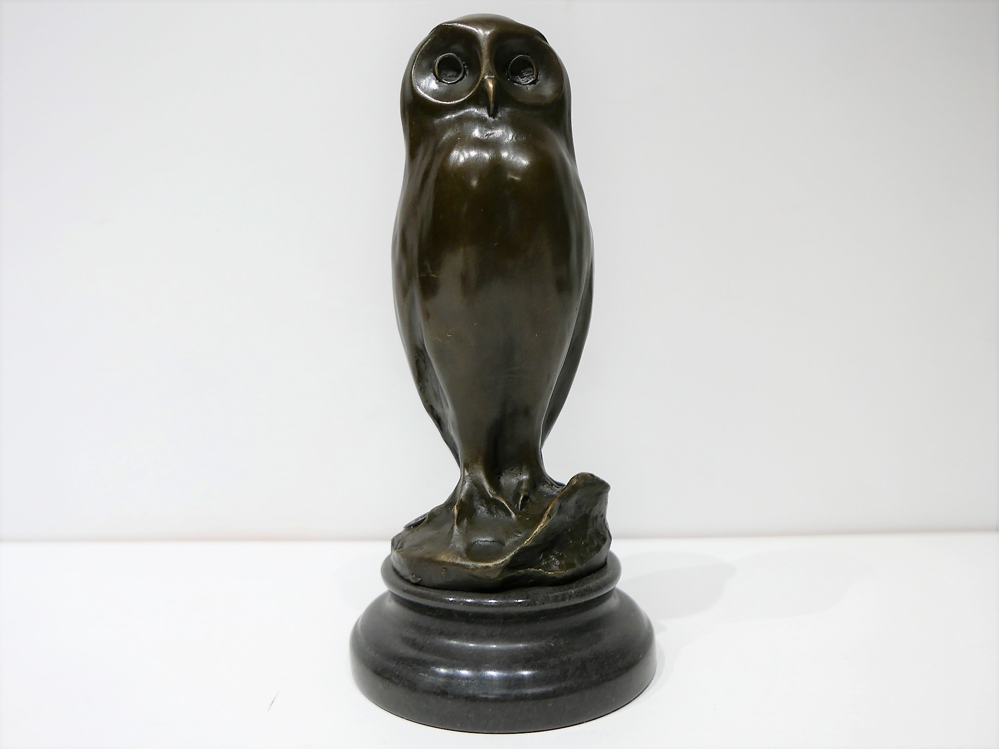 Bronzen beeld op marmeren voet  "Uil"     