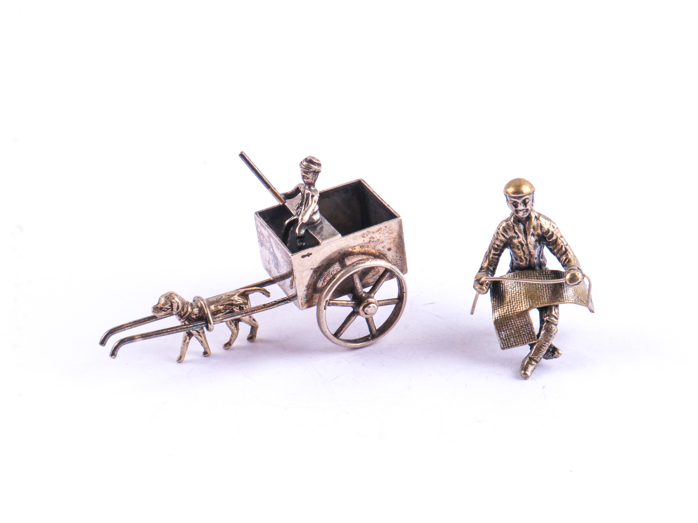 Zilveren miniaturen 'Kind in kar met hond en Kleermaker