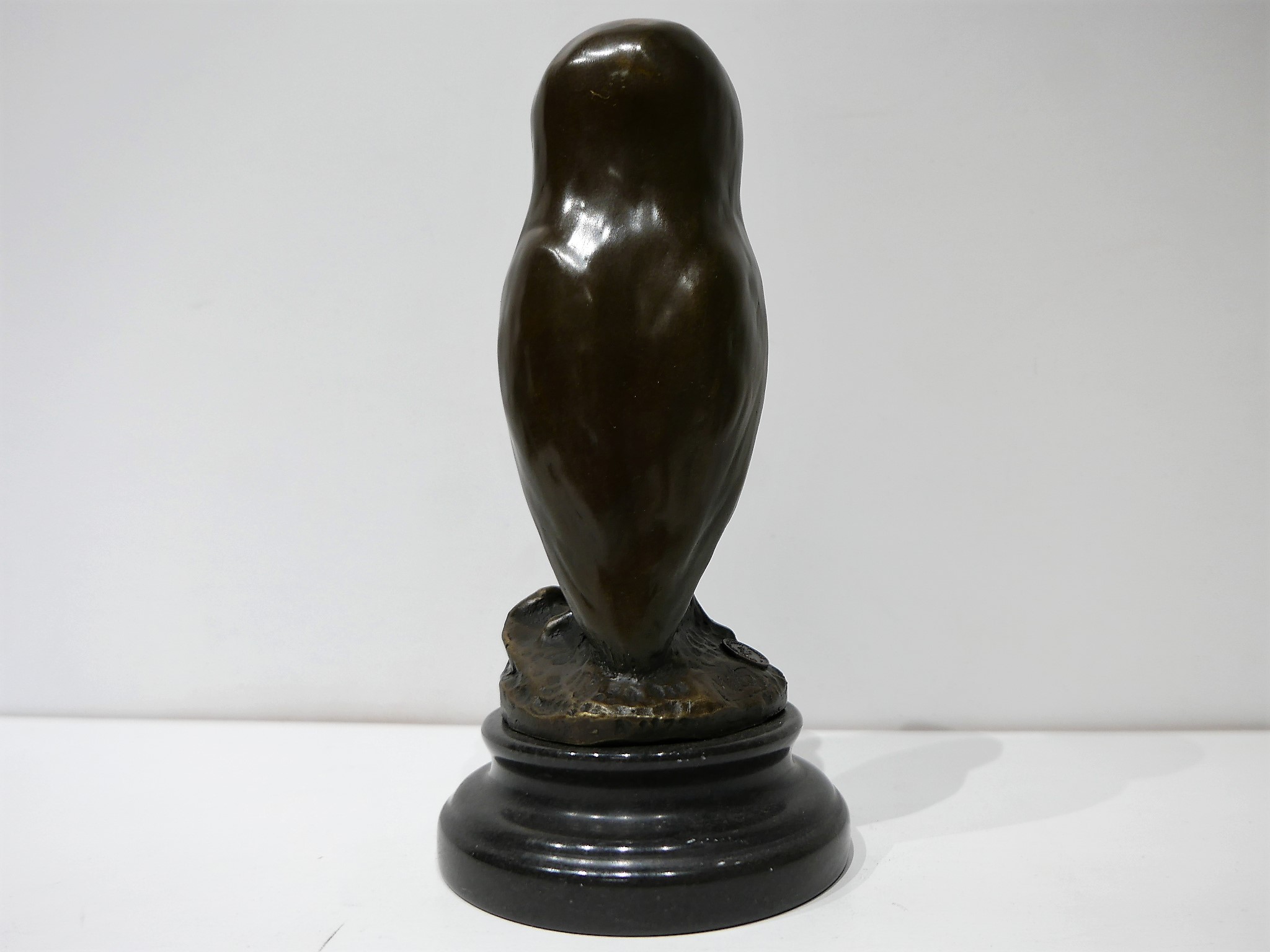 Bronzen beeld op marmeren voet  "Uil"     