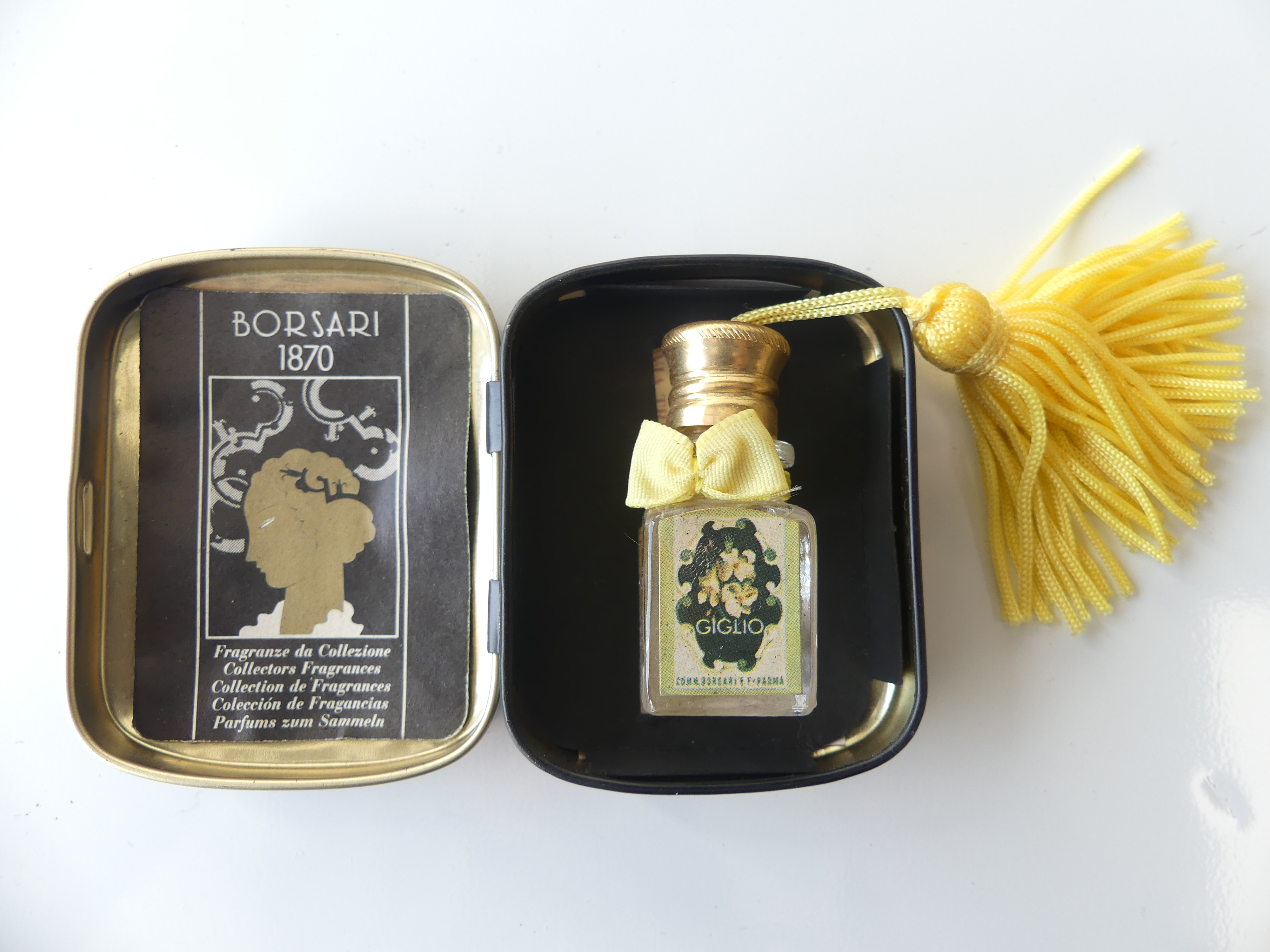 Borsari 1870 miniatuur in blik, Giglio met gele strik    