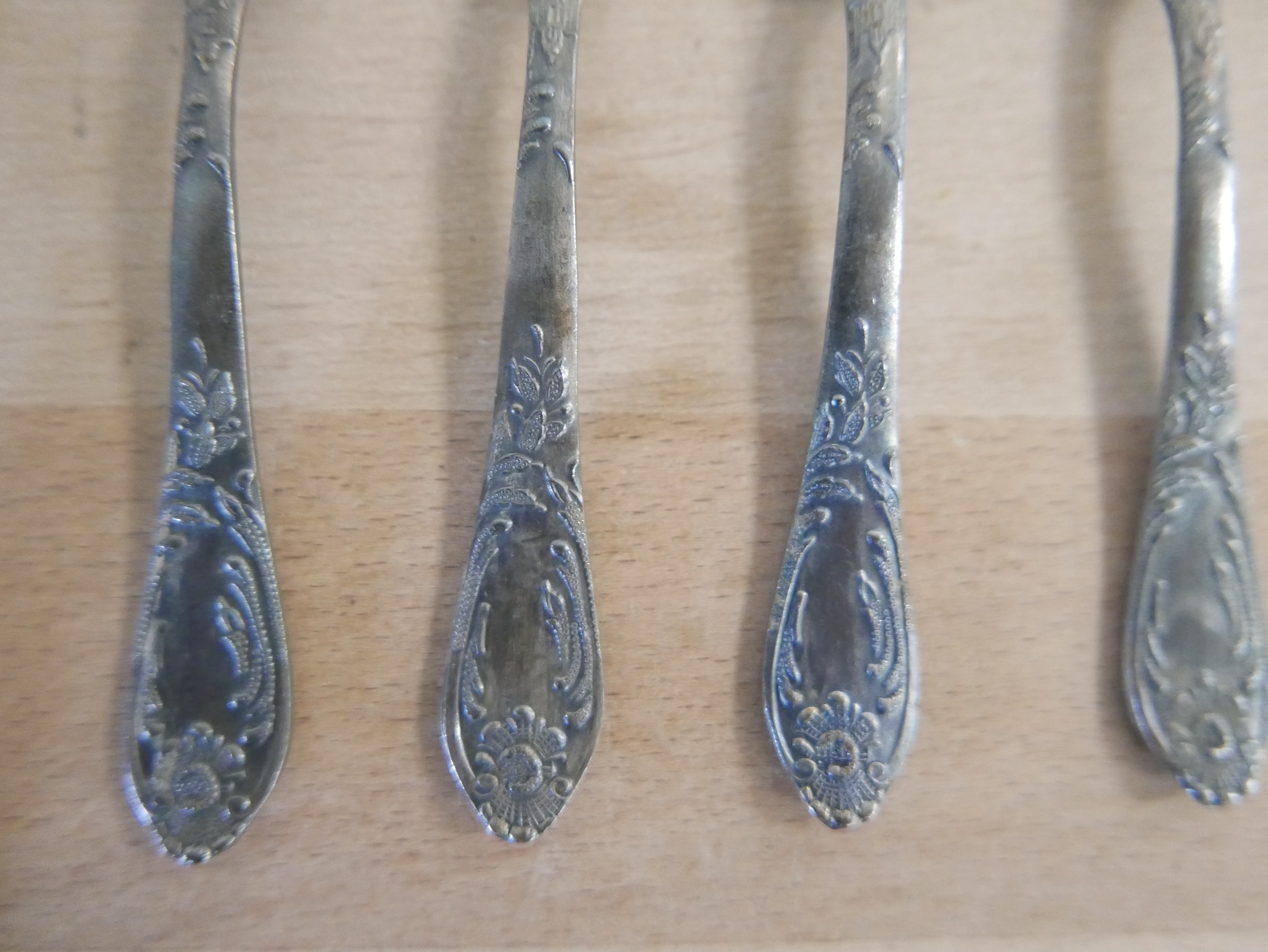 Set zilver bestek, 6 messen, 6 vorken en 6 theelepels. MH442-20