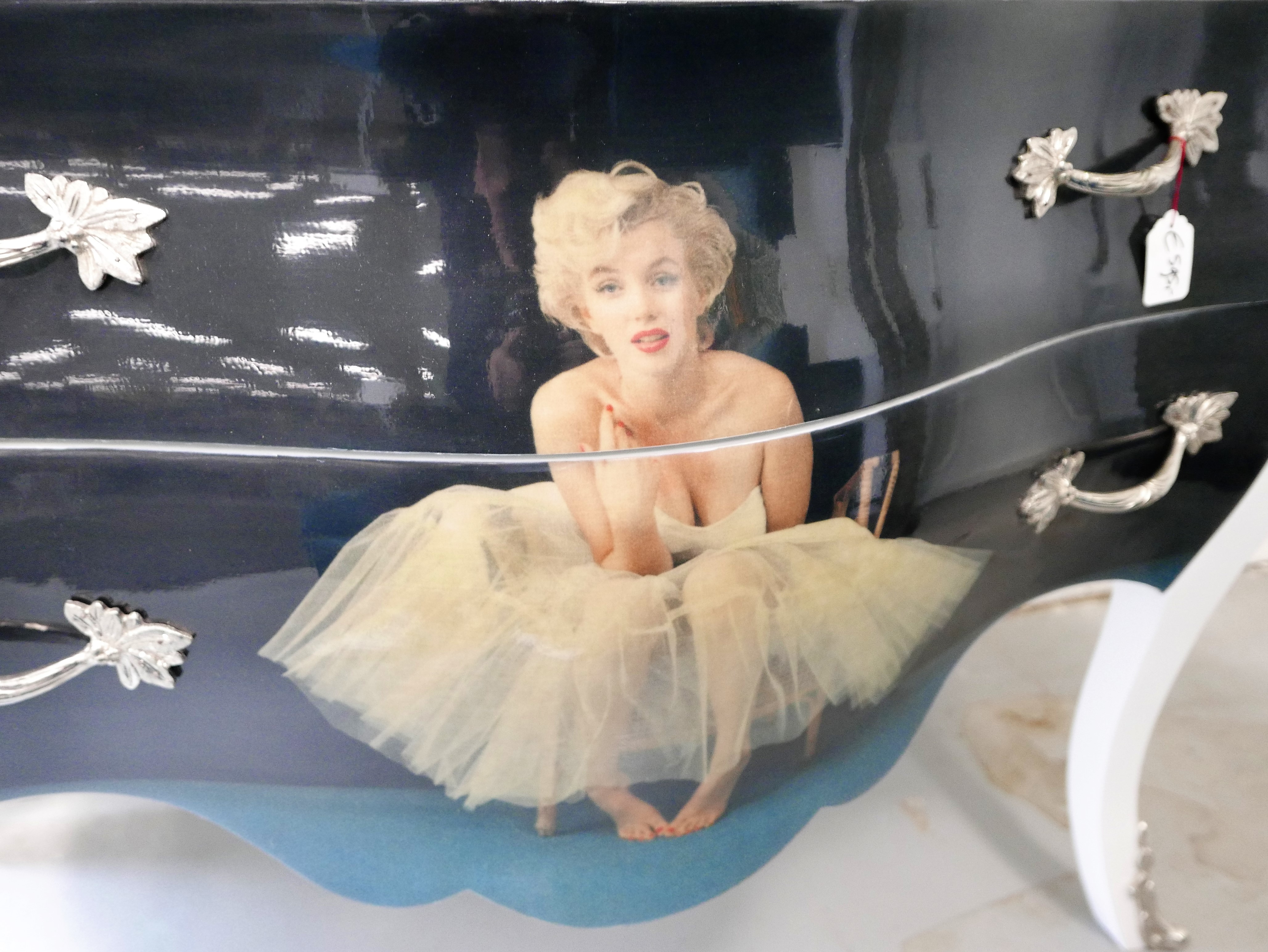 Buikkast "Marilyn Monroe" met twee laden en glasplaat 